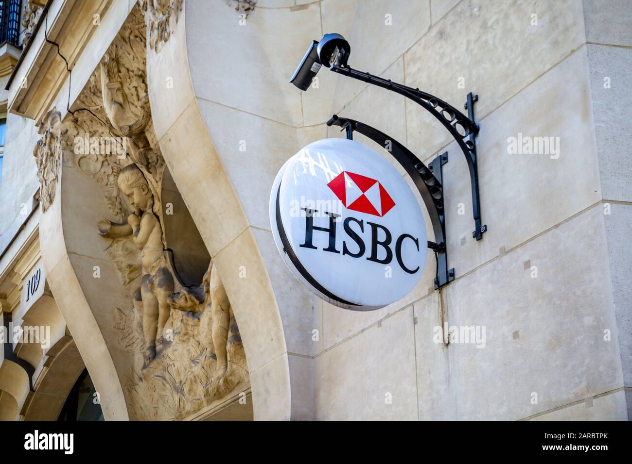 Paris/France - 10 septembre 2019 : le panneau d'entrée de l'agence bancaire HSBC sur l'avenue champs-Elysées Banque D'Images