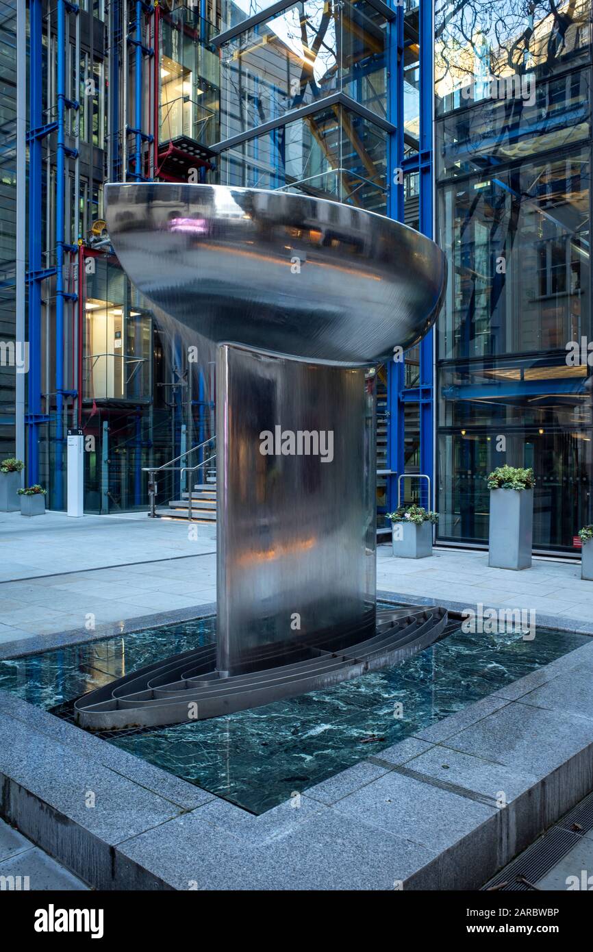 Argosy(2002) de William Pye, une sculpture en eau à effet canoda dans la cour du Lloyd's Register of Shipping Building, 71 Fenchurch Street, Londres Banque D'Images
