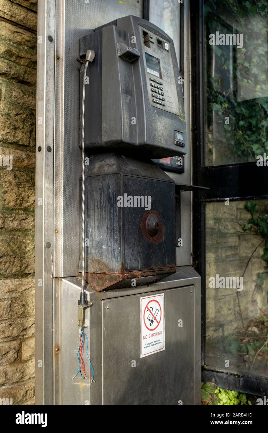 Vandalisé phone box Banque D'Images