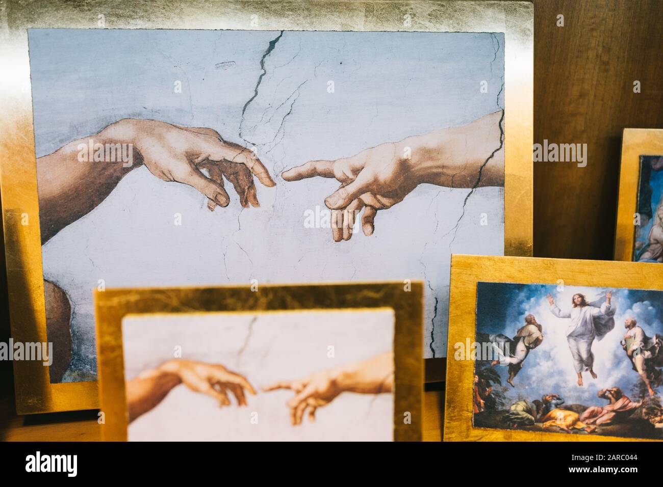 Rome, Italie - 3 janvier 2020 : les souvenirs sont vendus dans une boutique du musée du Vatican. Banque D'Images