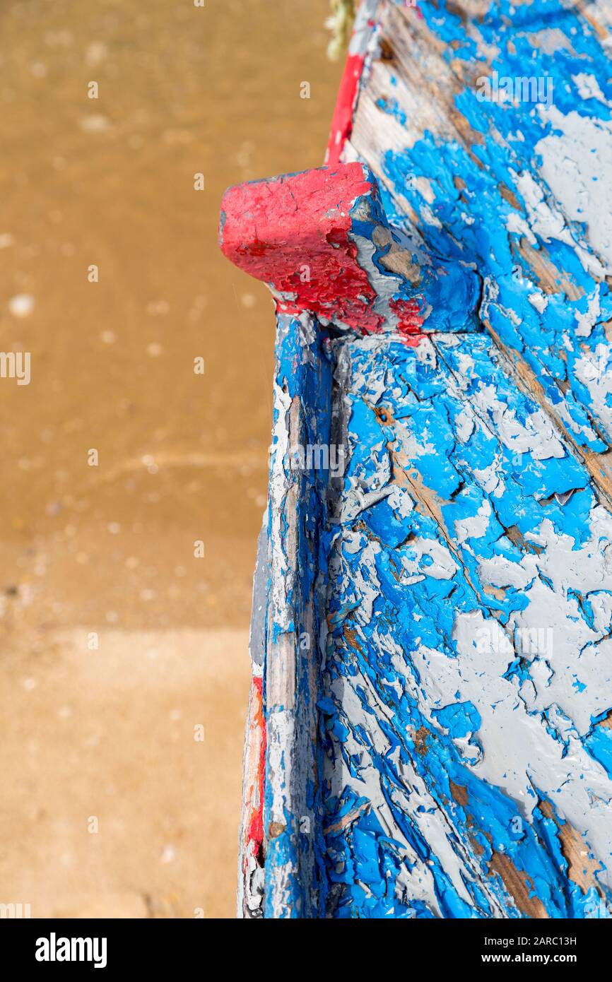 Peinture peeling sur bateau, Alvor, Algarve, Portugal Banque D'Images