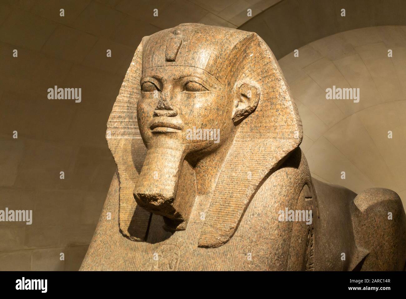 Le Grand Sphinx de Tanis est exposé dans l'aile Sully du Musée du Louvre (Musée du Louvre) à Paris, France Banque D'Images