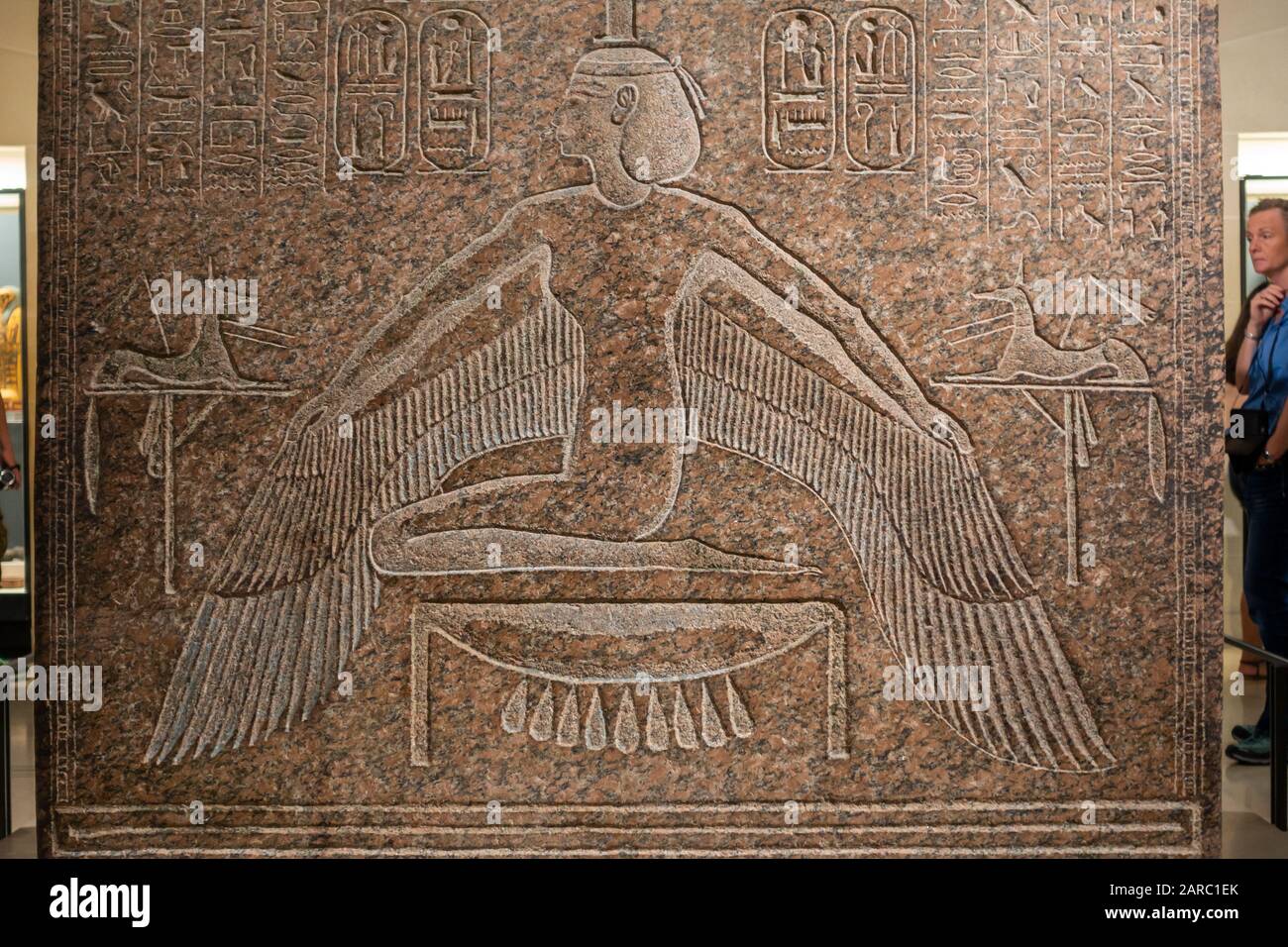 Le détail de la déesse Isis est tiré du sarcophage de granit rouge de Ramesses III dans l'aile Sully du Musée du Louvre (Musée du Louvre) à Paris, en France Banque D'Images