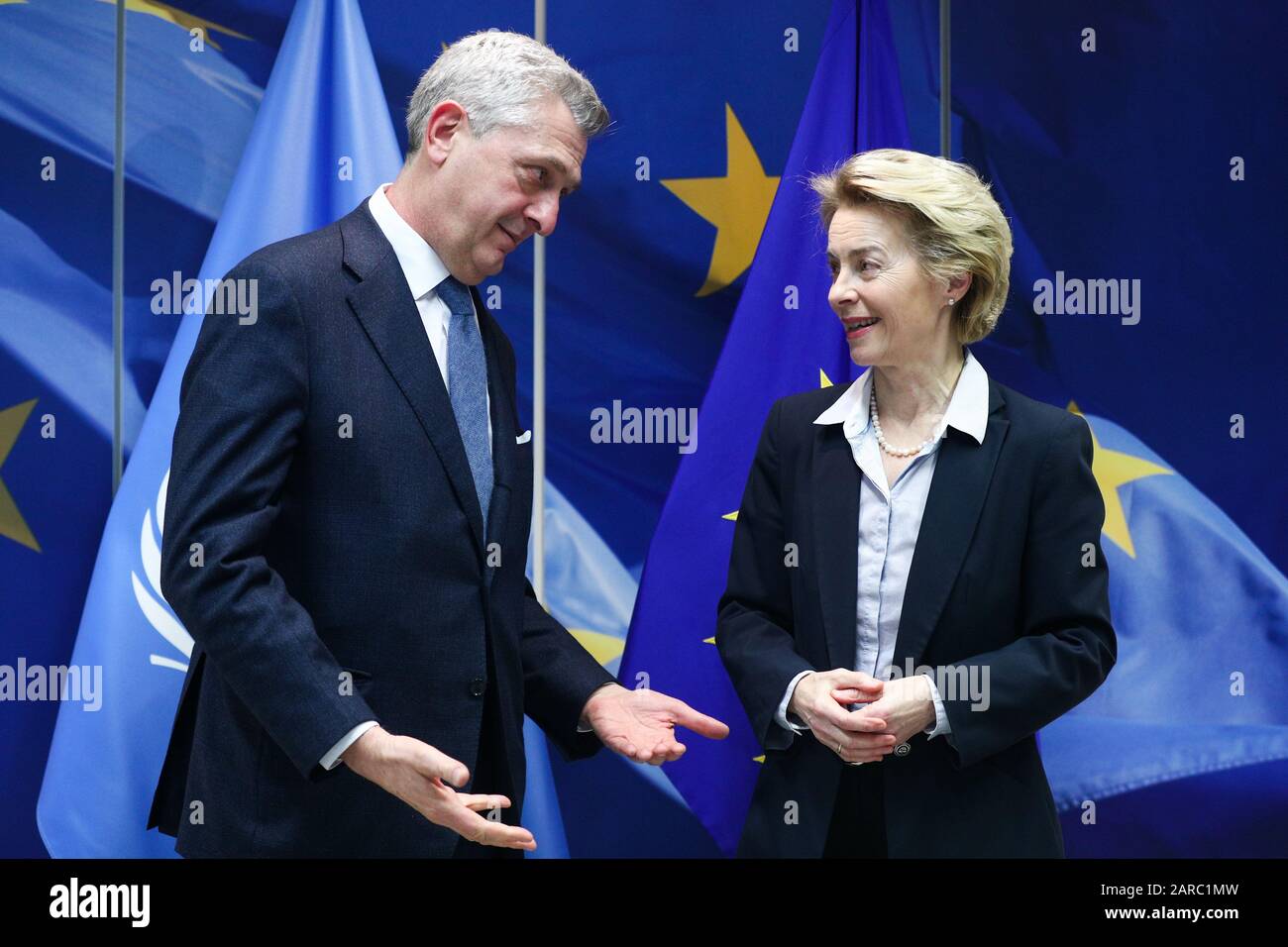 Bruxelles, Belgique. 27 janvier 2020. Le président de la Commission européenne Ursula von der Leyen (R) rencontre Filippo Grandi, Haut Commissaire des Nations Unies pour les réfugiés, au siège de l'UE à Bruxelles, Belgique, le 27 janvier 2020. Crédit: Zheng Huansong/Xinhua/Alay Live News Banque D'Images