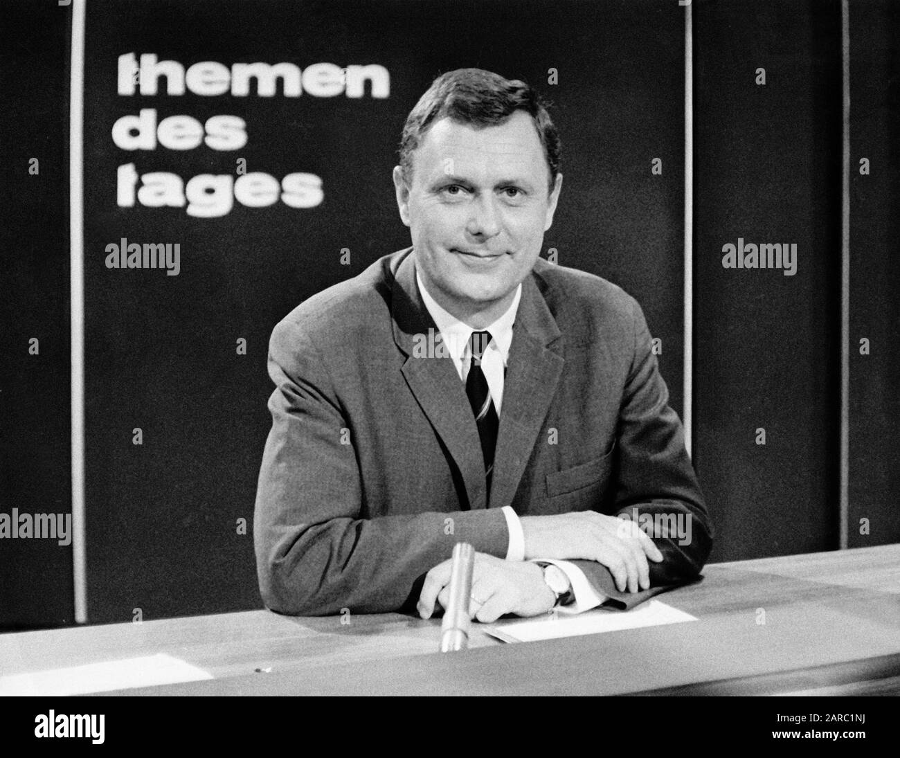 Der reporter Gustav Trampe als Modérateur der 'themen des tages' innerhalb der ZDF Nachrichtensenendung, CA. 1967. Le journaliste allemand Gustav Trampe comme présentateur de nouvelles en allemand, CA. 1967. Banque D'Images