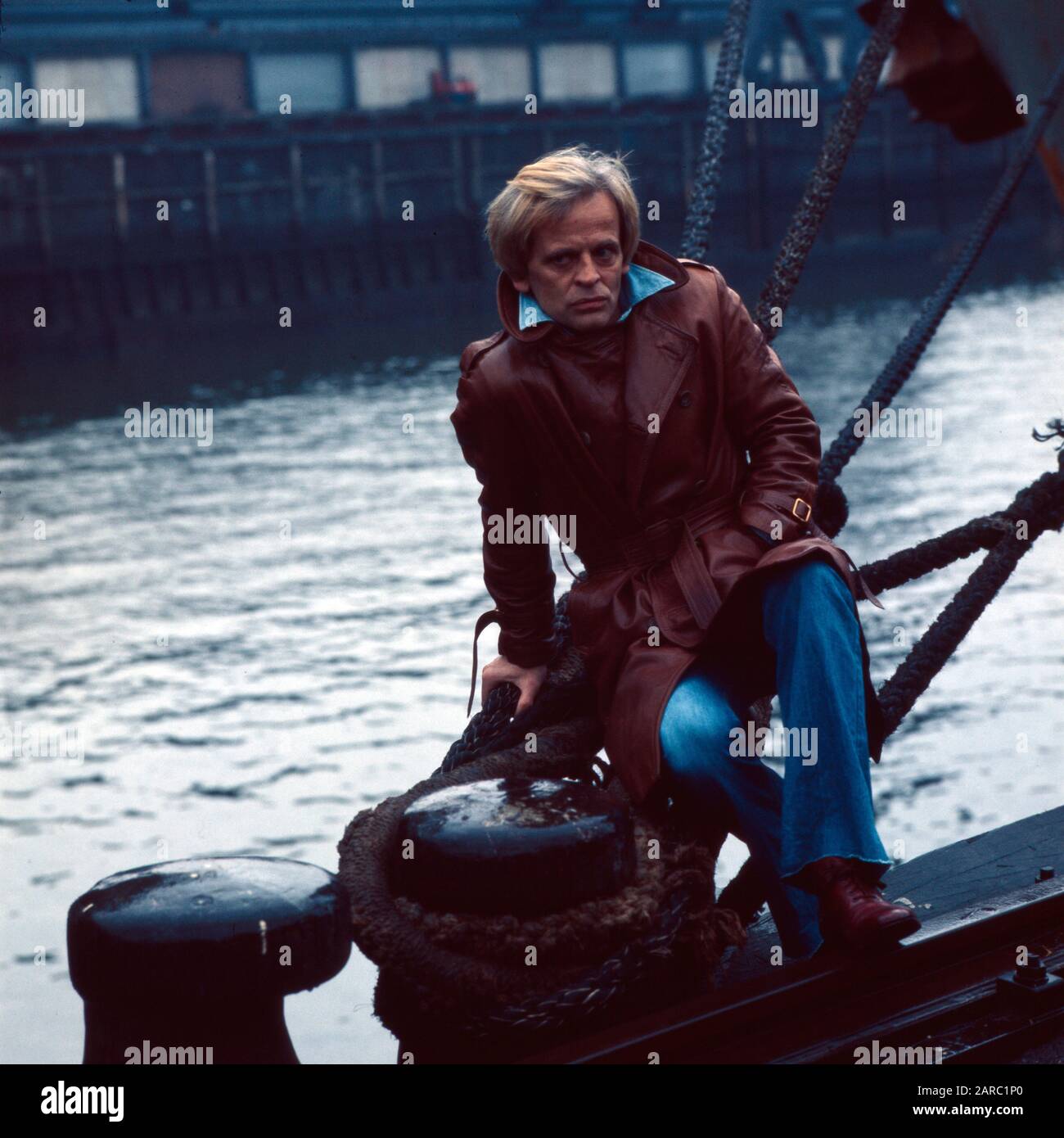 Der deutsche Schauspieler Klaus Kinski bei einem Fotoshooting im Hafen von Hamburg im März 1975. L'acteur allemand Klaus Kinski dans un photocentre du port de Hambourg, mars 1975. Banque D'Images