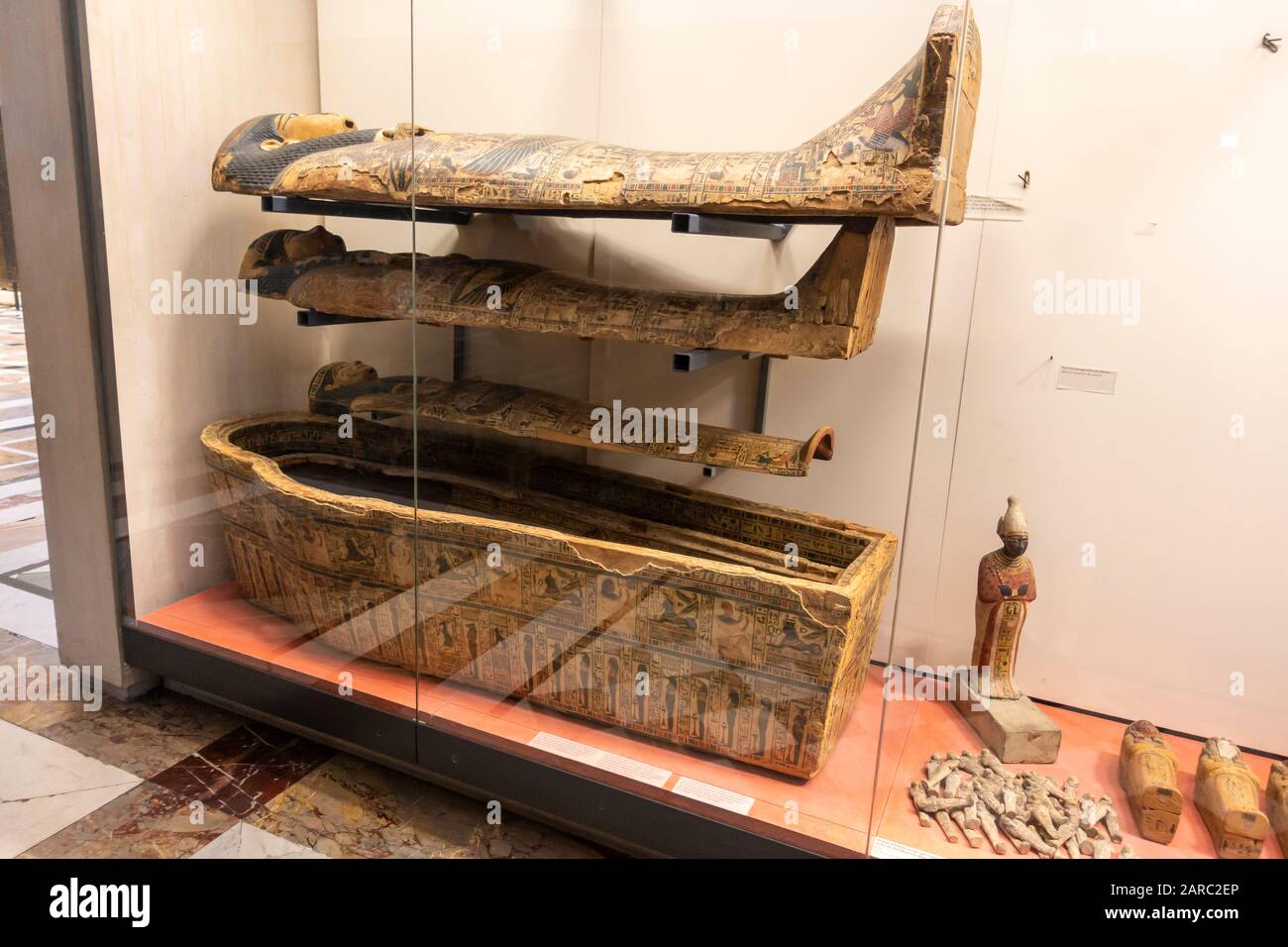 Détails montrant les différentes couches d'un sarcophage égyptien ancien dans l'aile Sully du Musée du Louvre (Musée du Louvre) à Paris, France Banque D'Images