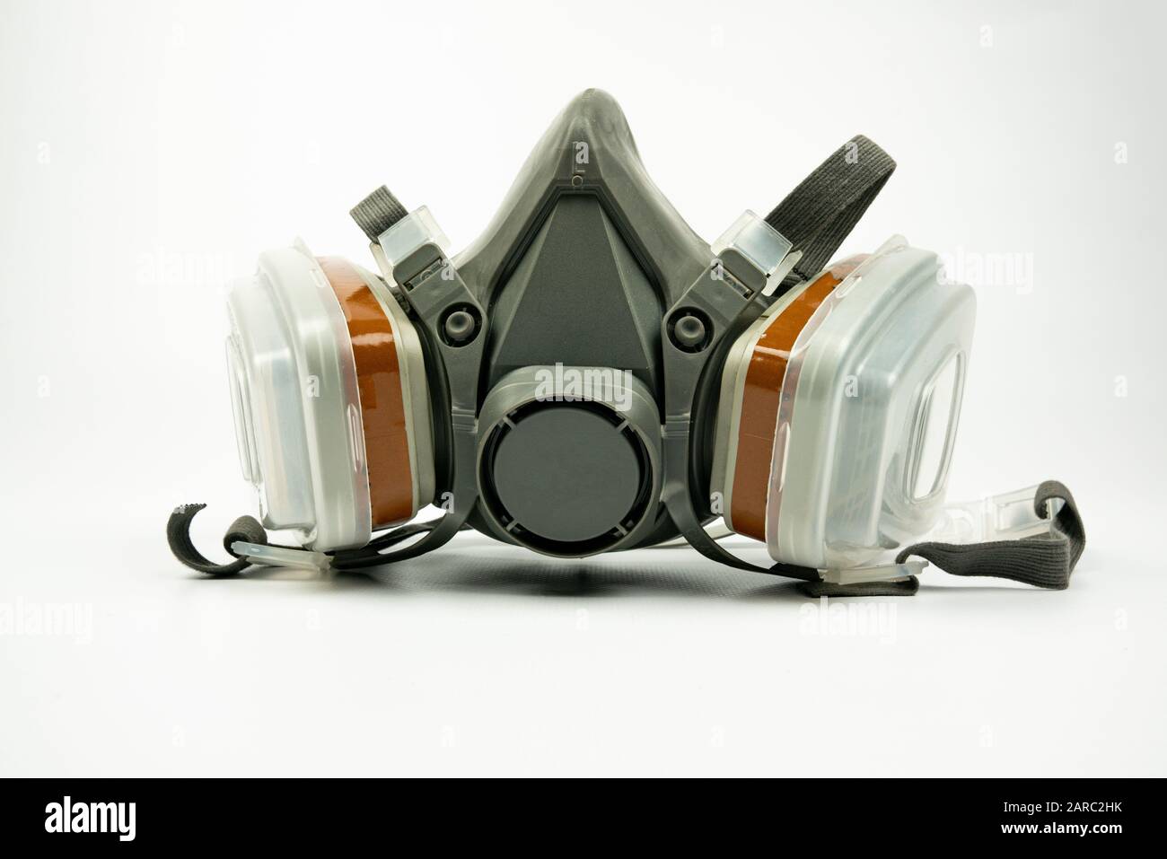 masque anti-poussière avec filtre à charbon isolé sur fond blanc. protection de l'air pollué et du virus Banque D'Images