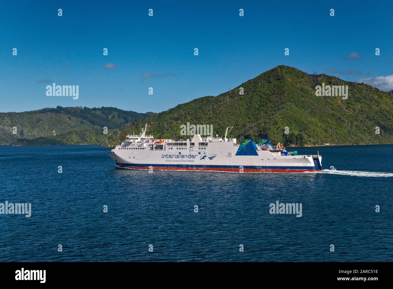 Ferry Interislander DEV Aratere, vu de MS Kaiarahi ferry, Queen Charlotte Sound, Marlborough Sounds, Marlborough Region, South Island, Nouvelle-Zélande Banque D'Images