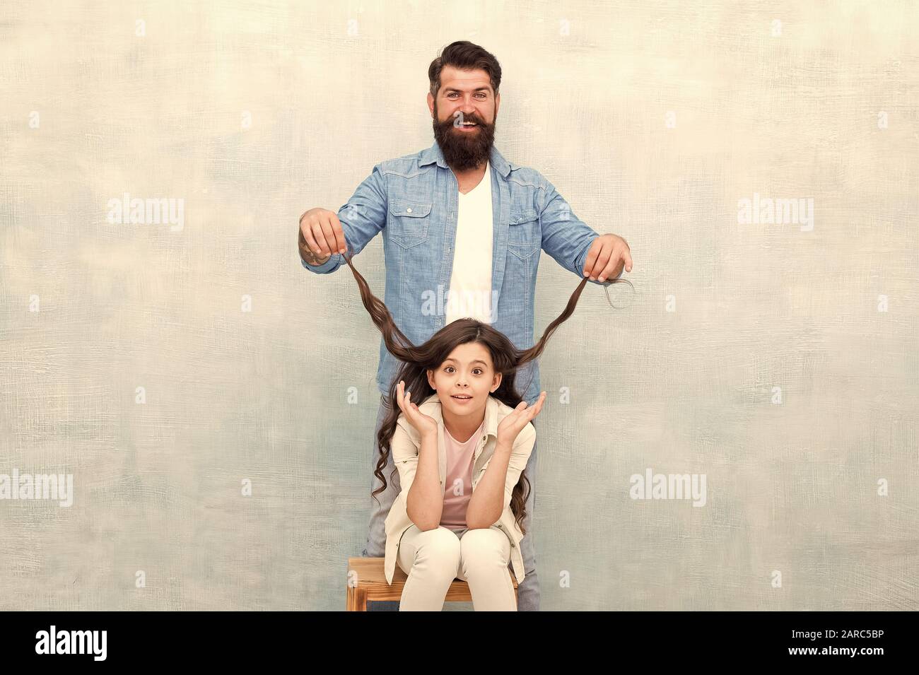 En charge de filles coiffure. Père et fille s'amusant. Enfant et maman meilleurs amis. Parenthood défis. Beau père et enfant mignon. Heureux d'être père. Coiffure traiter avec les cheveux longs. Banque D'Images