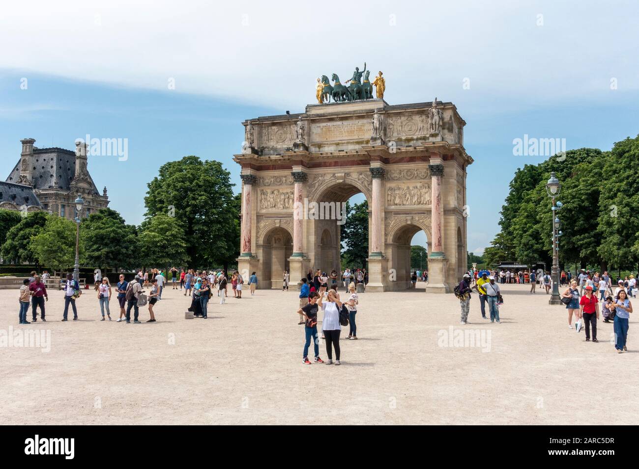 Visiteurs autour de l'Arc de Triomphe du Carrousel à côté du Musée du  Louvre (Musée du Louvre) dans le quartier des Tuileries de Paris, France  Photo Stock - Alamy