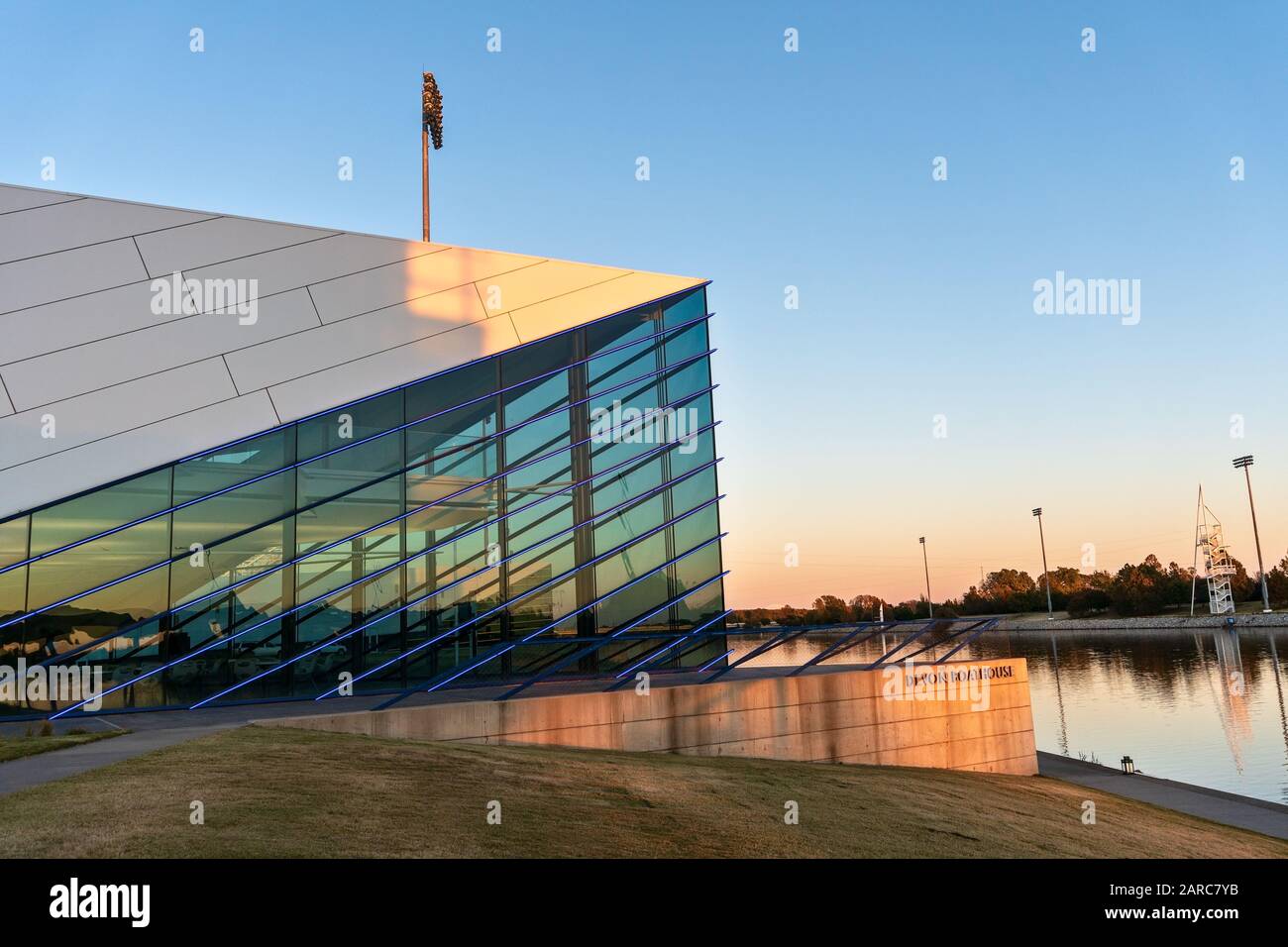 Coucher de soleil sur Devon Boathouse dans le quartier de Boathouse d'Oklahoma City, Oklahoma, États-Unis Banque D'Images
