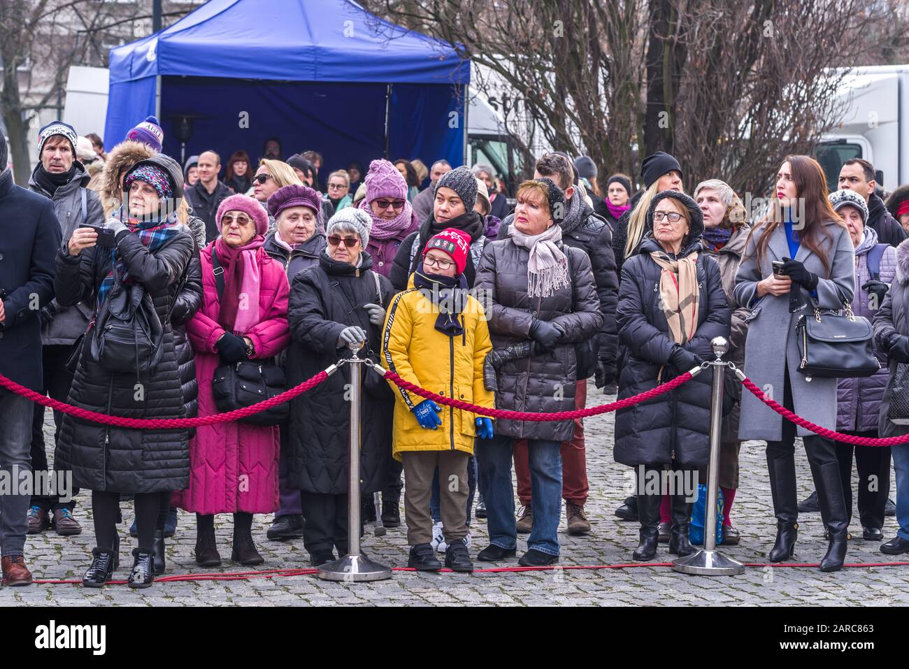 Pologne, Varsovie: Les gens assistent à une cérémonie devant le monument des héros du ghetto de Varsovie pour commémorer la Journée internationale de commémoration de l'Holocauste. Banque D'Images