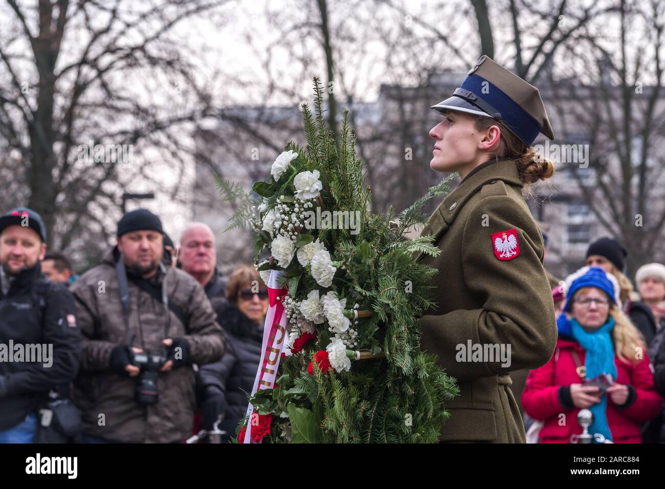 Varsovie, Pologne - 27 janvier 2020 : cérémonie de pose de couronnes au pied du monument des héros du ghetto de Varsovie. Banque D'Images