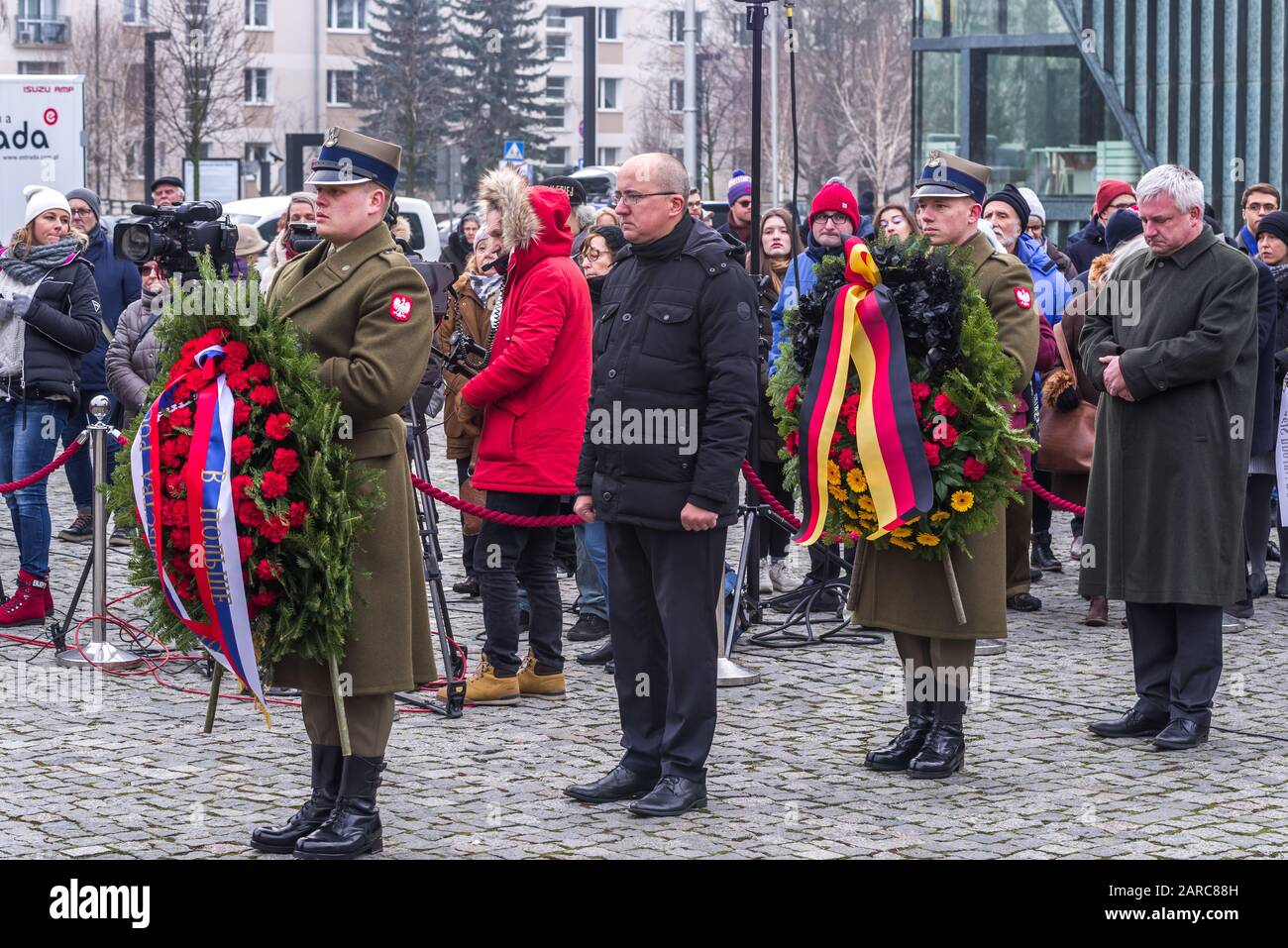 Varsovie, Pologne - 27 janvier 2020 : cérémonie de pose de couronnes au pied du monument des héros du ghetto de Varsovie. Banque D'Images