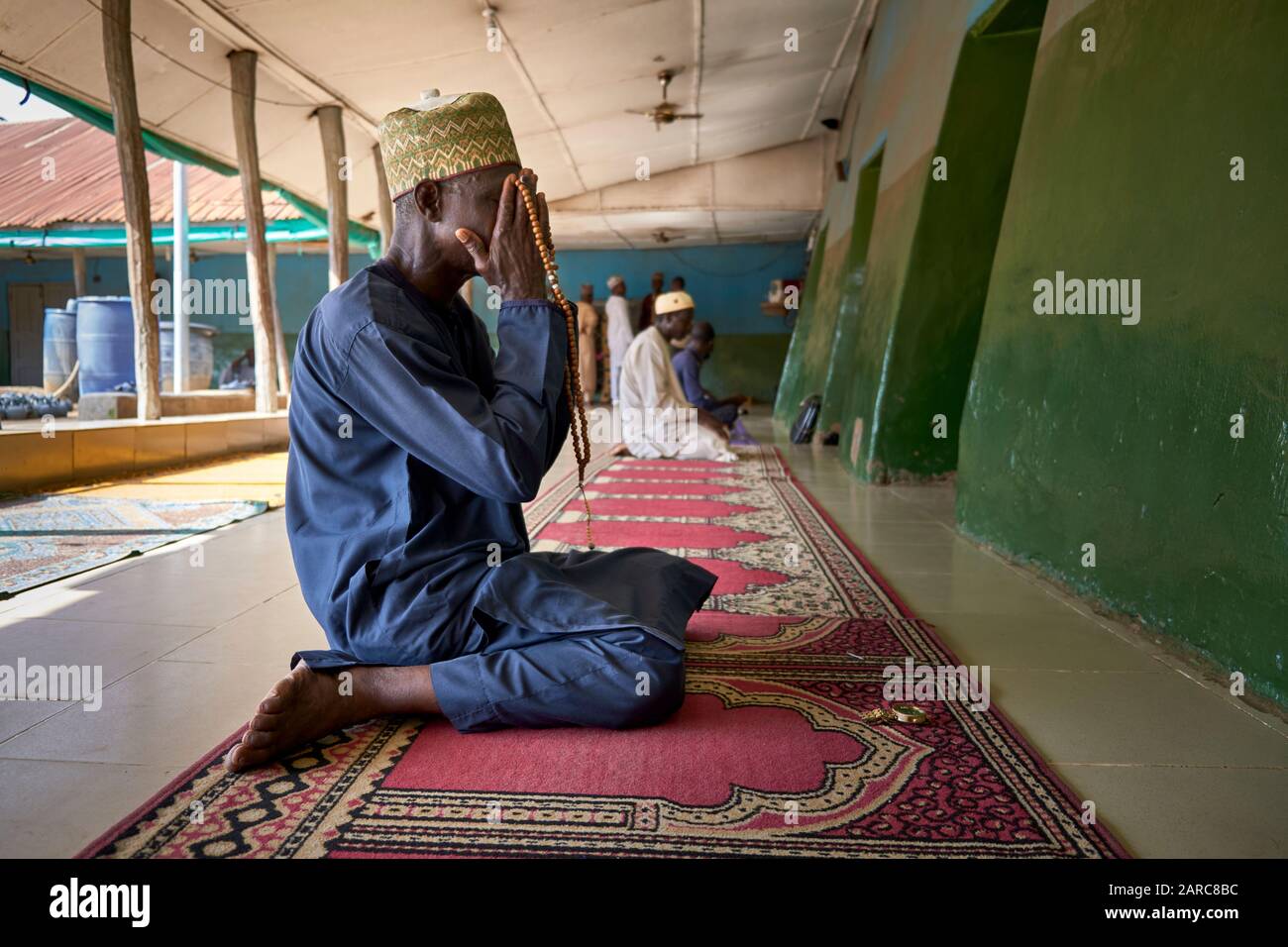 Homme musulman priant dans une mosquée. Banque D'Images