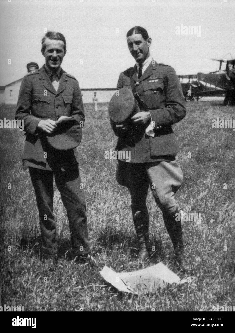 T.E.Lawrence à l'aérodrome de Foggia en Italie sur son chemin vers le Caire. Mai 1919 Banque D'Images