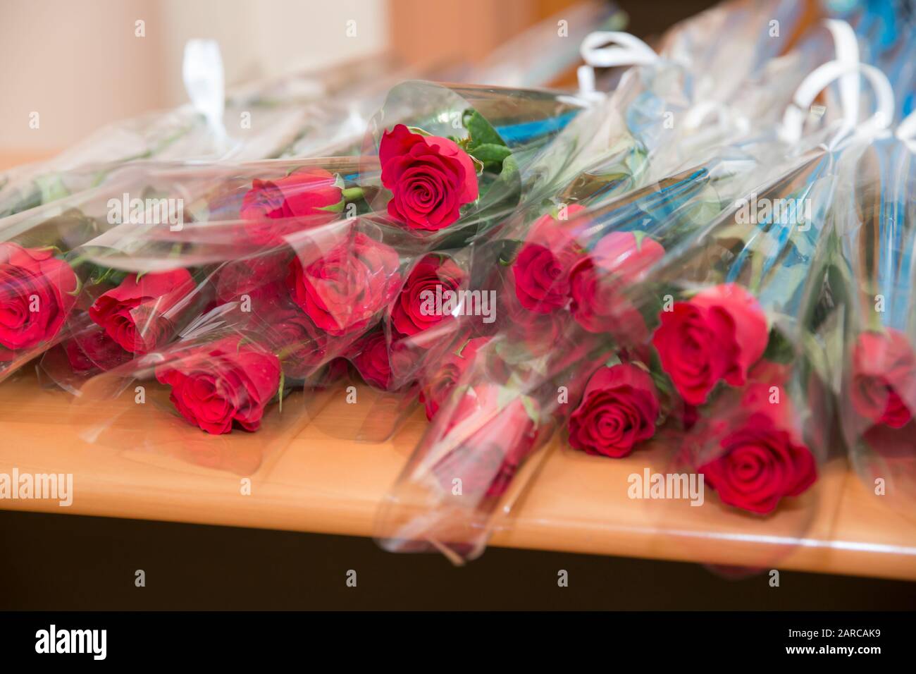 Bouquet de roses rouges fond blanc espace de copie.Bouquet de rose rouge Saint-Valentin. Roses rouges dans le bouquet pour félicitations et couples amoureux de Saint-Valentin Banque D'Images