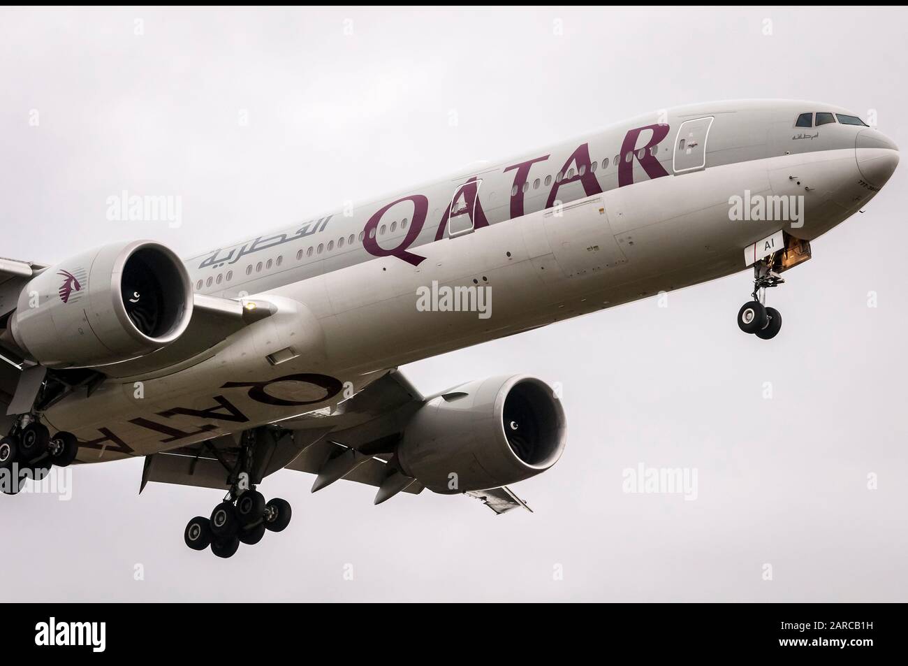 Vols Qatar Boeing 777-300 ER atterrissage. Banque D'Images