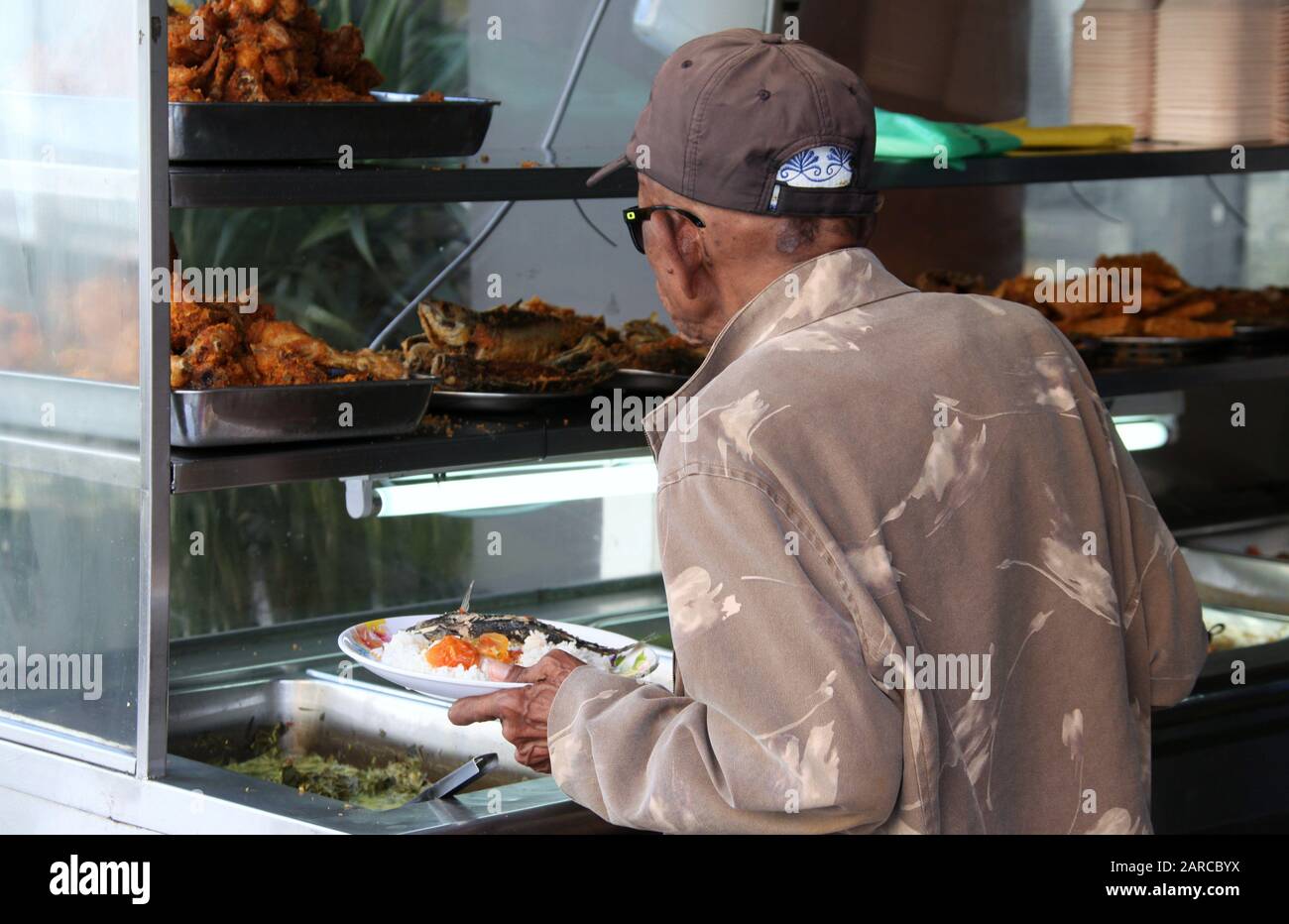Client dans un café-buffet en plein air à Kuala Lumper Banque D'Images
