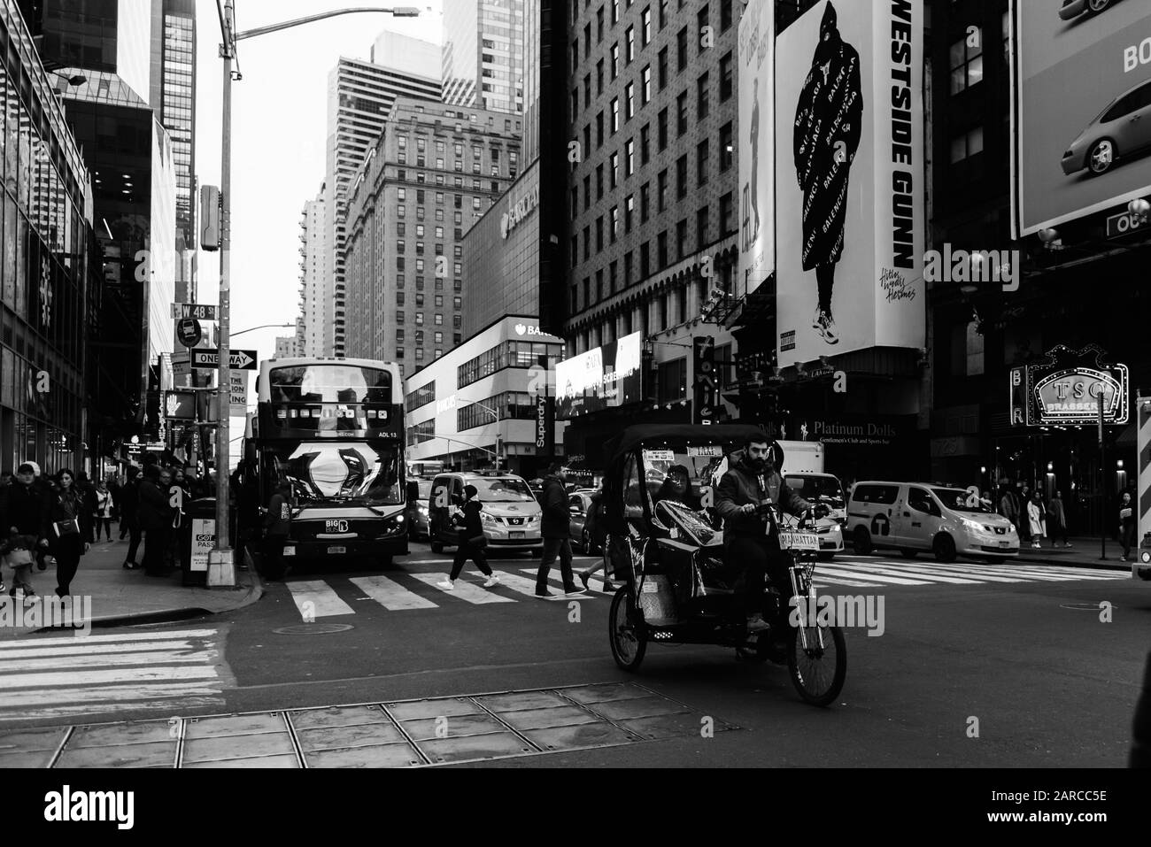 New YORK CITY - 19 NOVEMBRE : Rues animées de New York City, NY, États-Unis. Image en noir et blanc Banque D'Images
