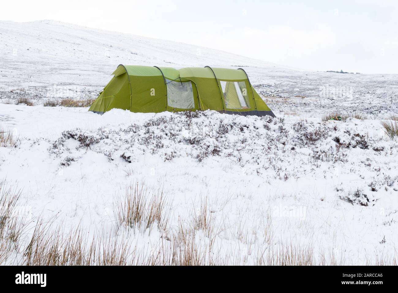 Glen Coe, Écosse, Royaume-Uni. 27 janvier 2020. Météo au Royaume-Uni - une couverture de neige fraîche ne dissuade pas un campeur sauvage dur à Glen Coe, Ecosse crédit: Kay Roxby/Alay Live News Banque D'Images