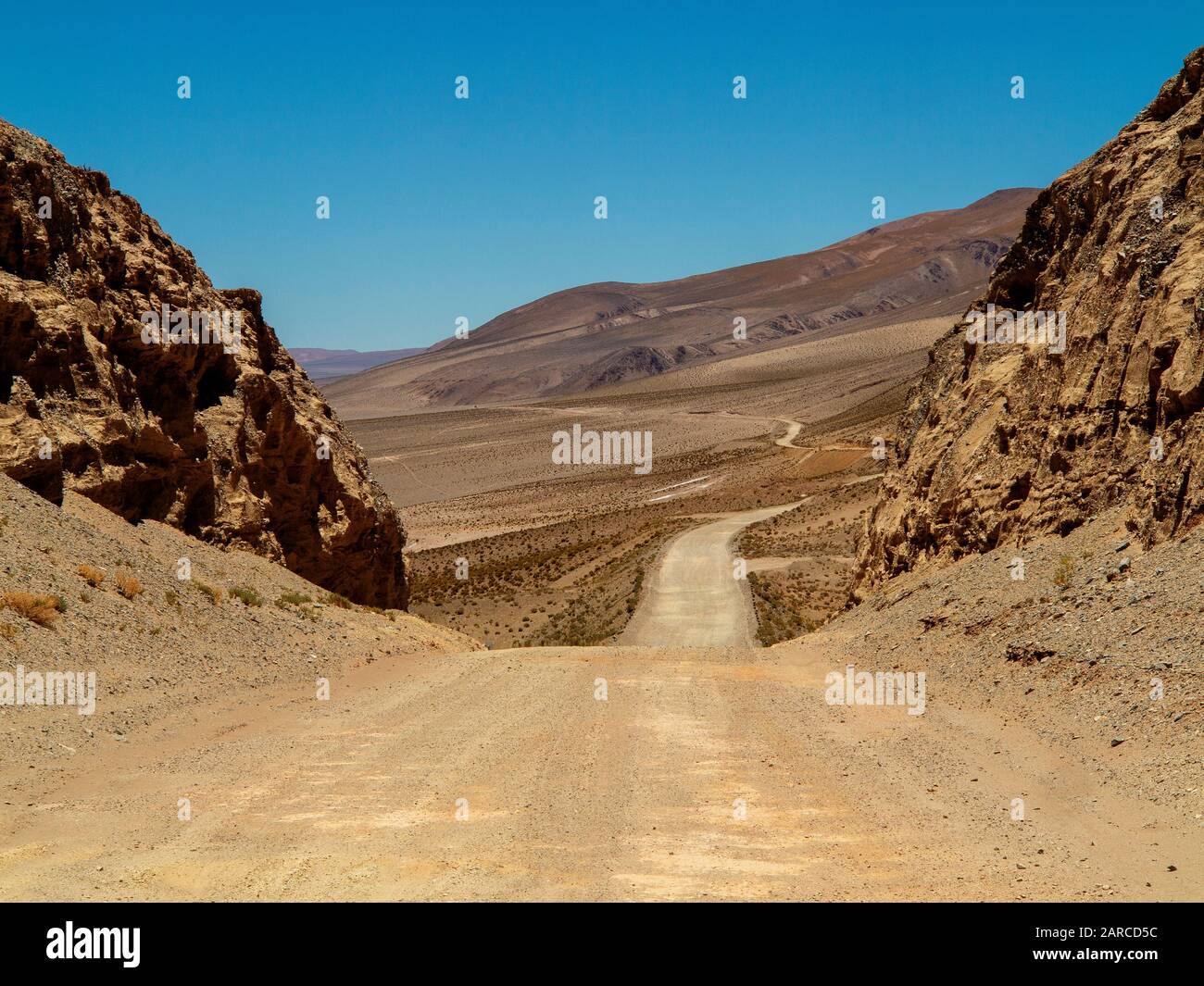 Des formations de roches sont présentes sur le paysage comme nous approchant Paso Sico, Argentine Banque D'Images