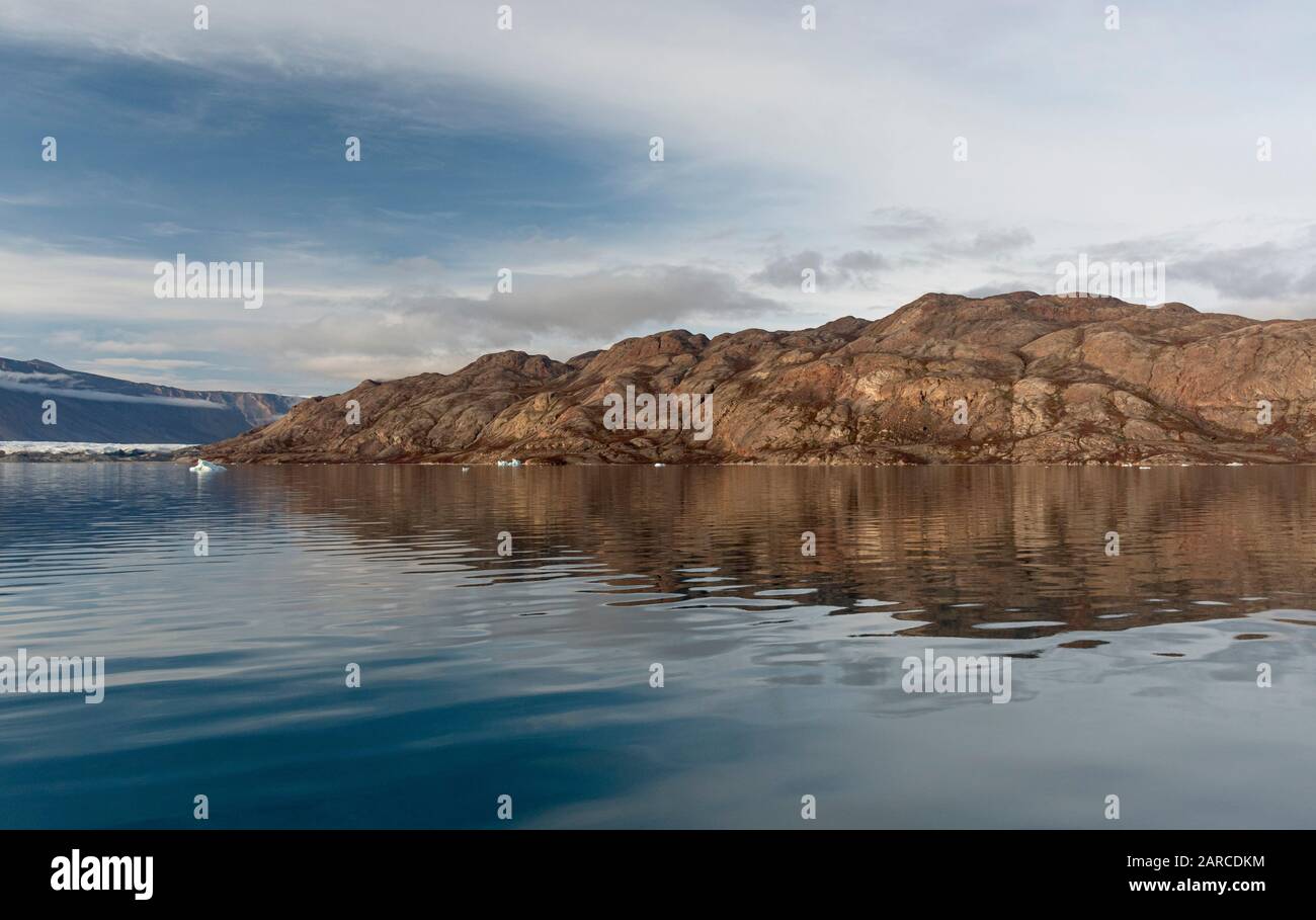 Les eaux tranquilles de Rypefjord dans l'est du Groenland Banque D'Images