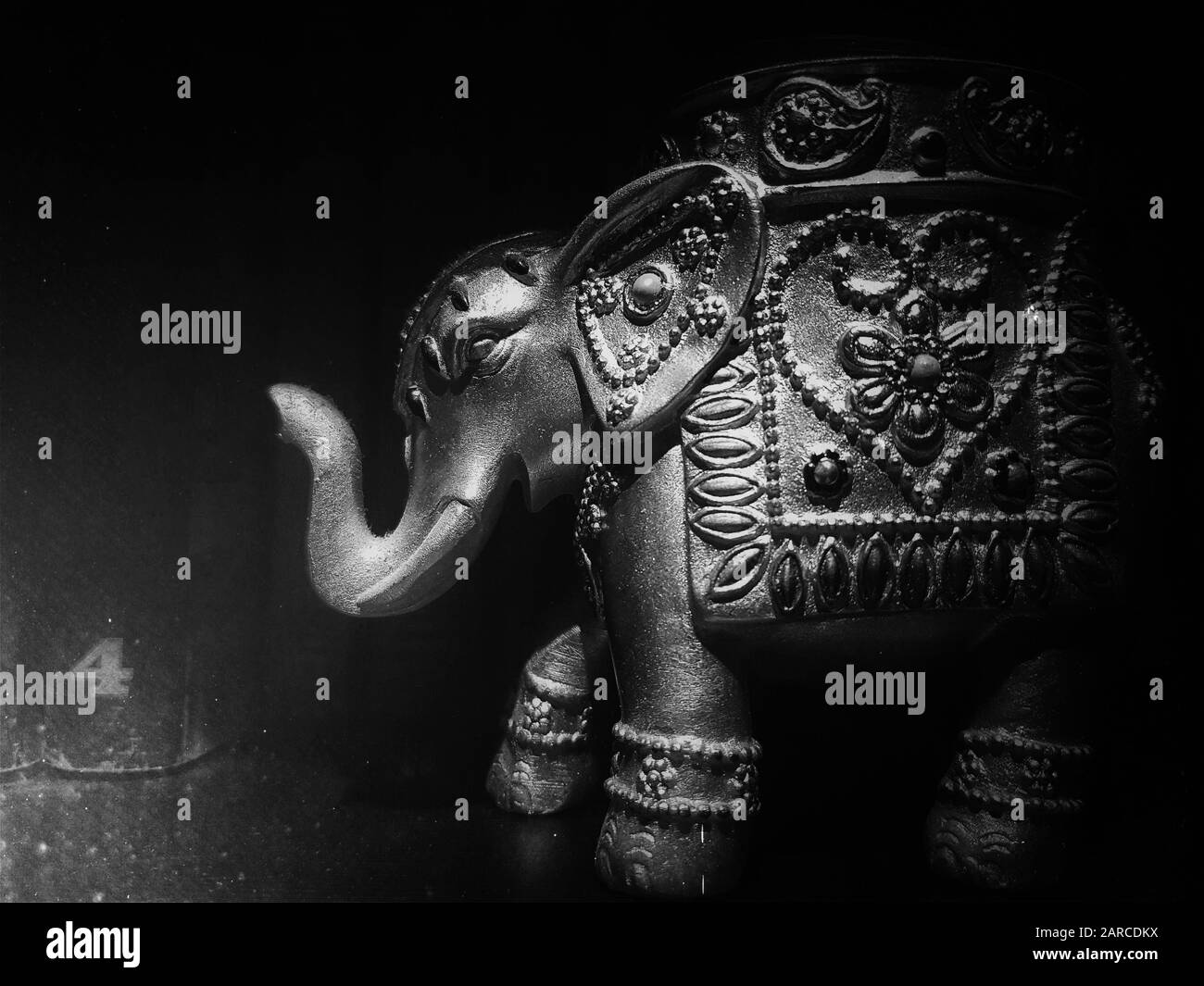 Gros plan d'une petite statue d'un éléphant à l'intérieur une pièce sombre Banque D'Images