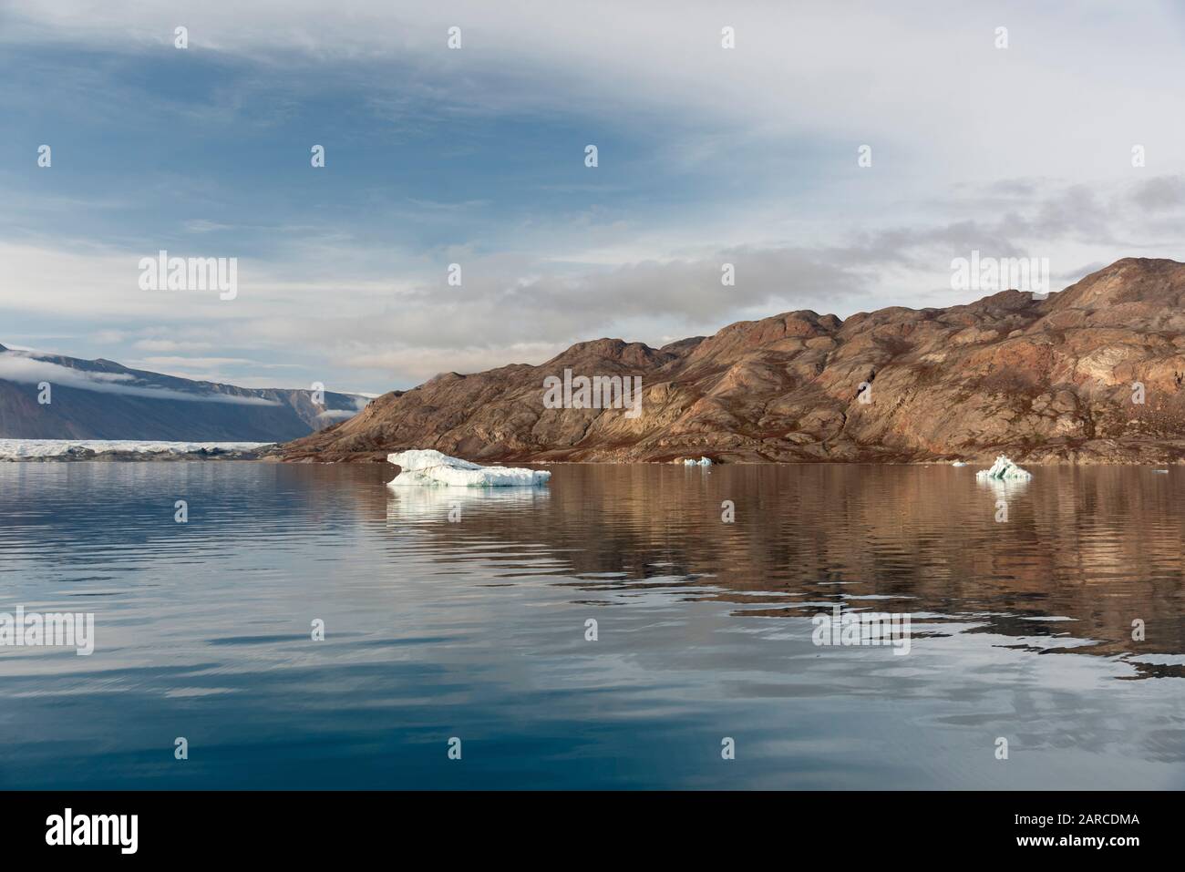 Les eaux tranquilles de Rypefjord dans l'est du Groenland Banque D'Images