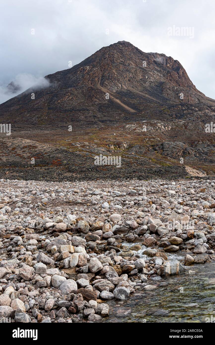 Une montagne éloignée sur le côté de Rypefjord dans l'est du Groenland Banque D'Images