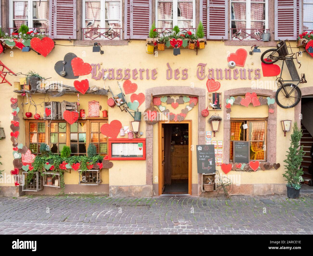 La brasserie des Tanneurs décorée avec ornement dans le vieux quartier des tanneurs de Colmar Alsace France Banque D'Images