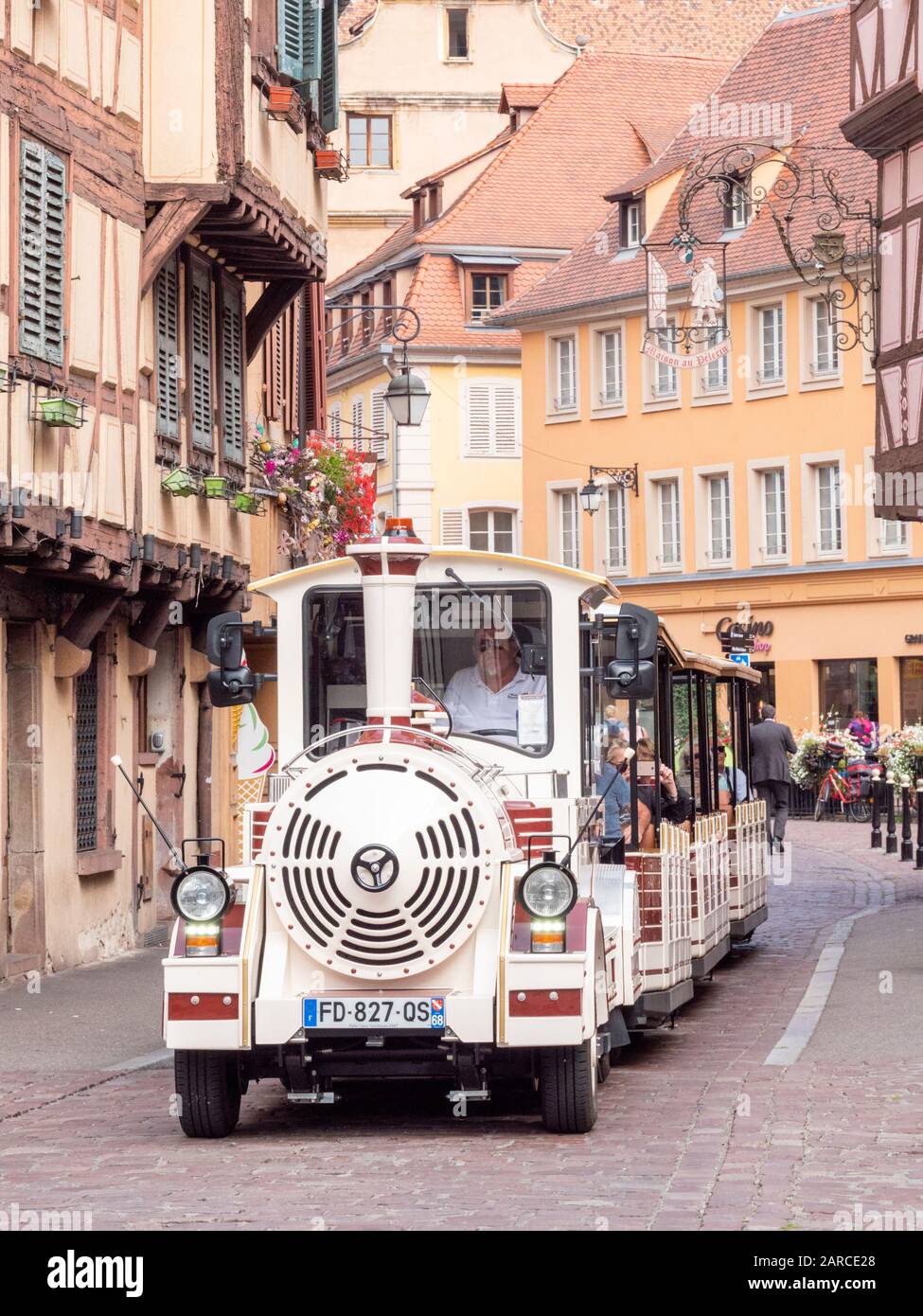 Les touristes en train touristique dans les rues de Colmar Alsace France Banque D'Images