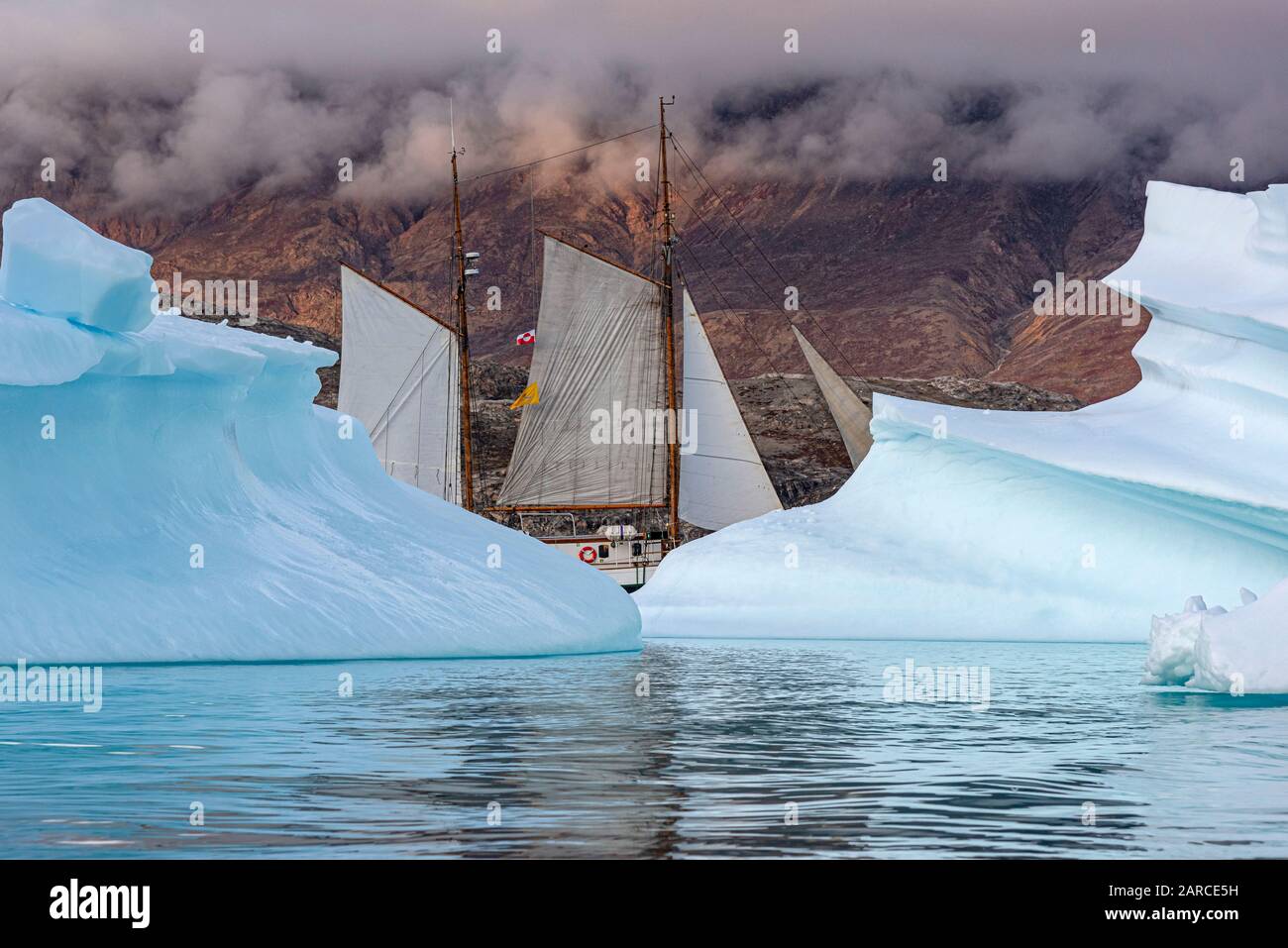 Le voilier 'Donna Wood' fait partie des icebergs de Rypefjord, dans l'est du Groenland Banque D'Images