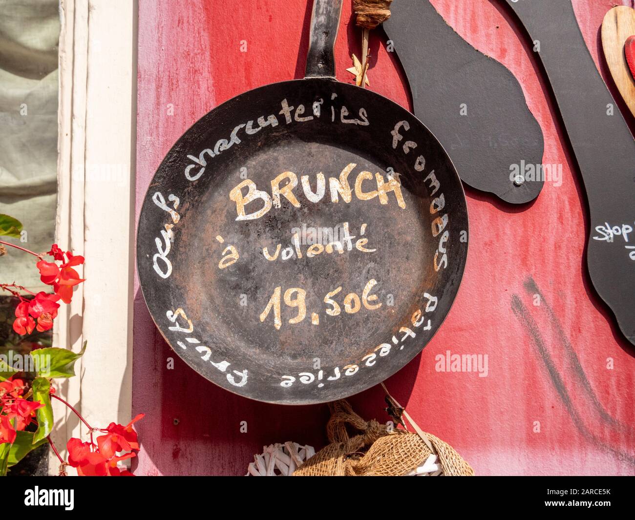 un ancien oan de friture utilisé comme signe de smenu dans un restaurant en Alsace France Banque D'Images