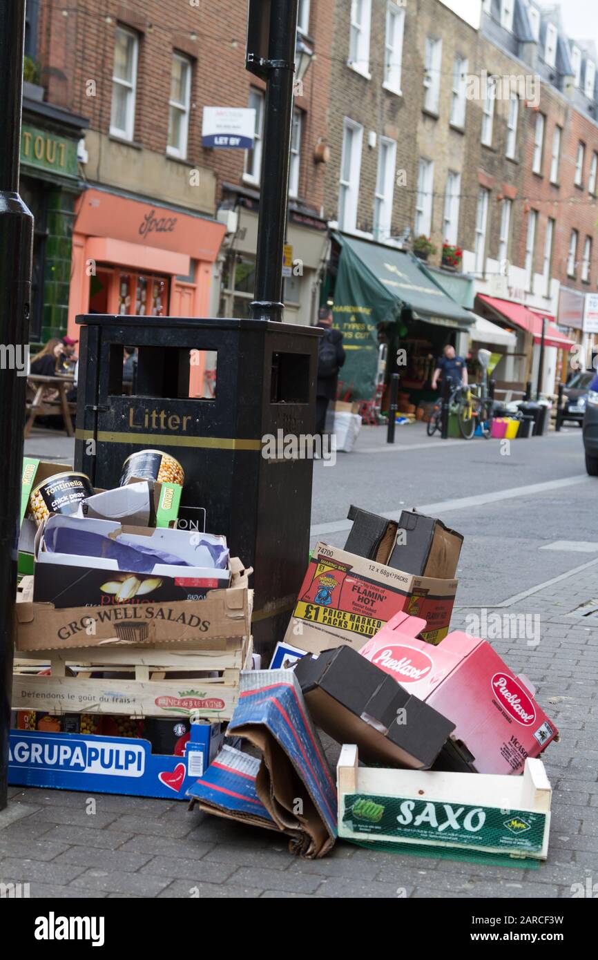 Les matériaux d'emballage laissés à l'extérieur d'une poubelle à Exmouth Market, Londres, après le marché quotidien Banque D'Images