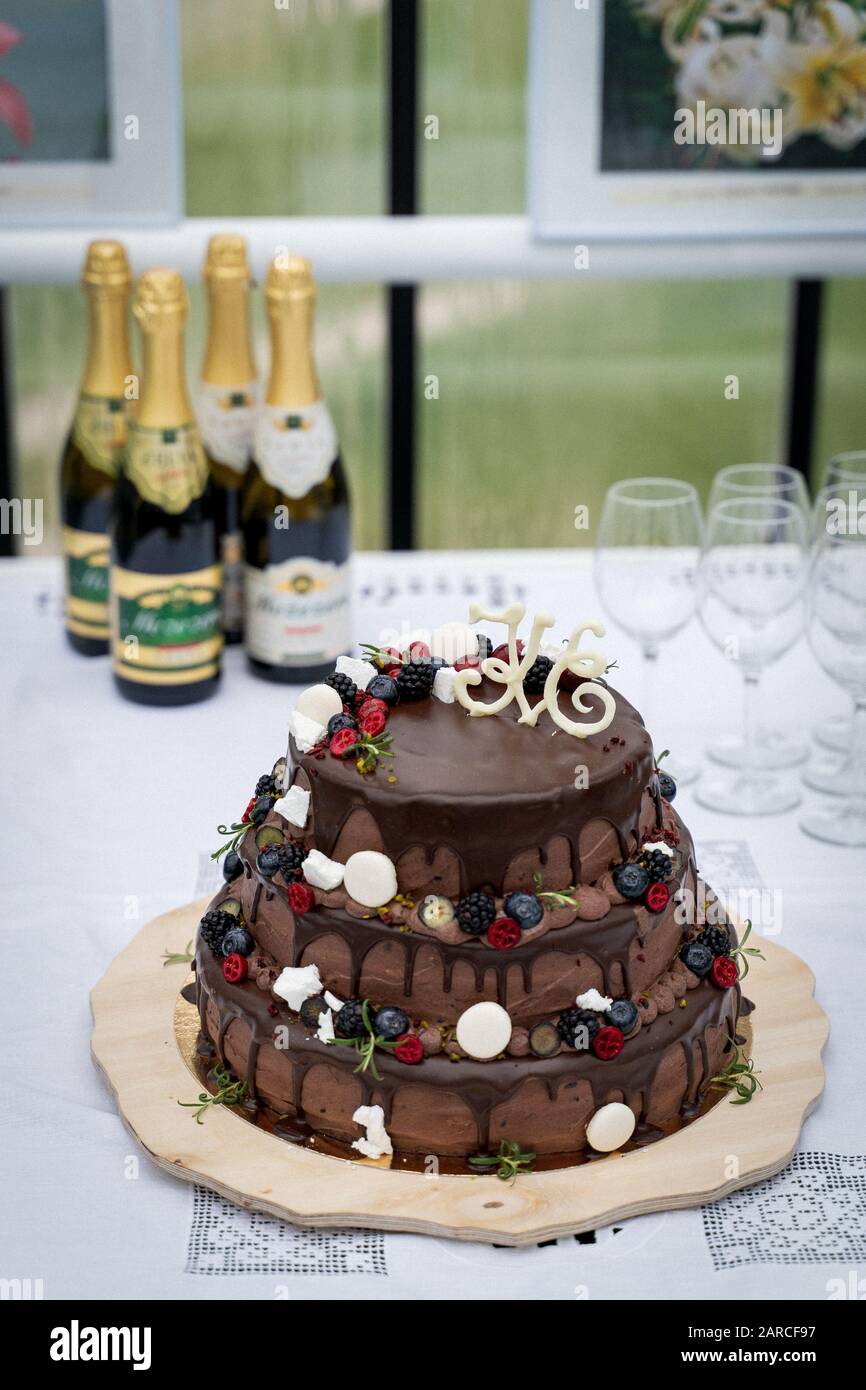 Coupe Verticale D Un Grand Gateau Au Chocolat Avec Bouteilles De Champagne Et Lunettes Photo Stock Alamy
