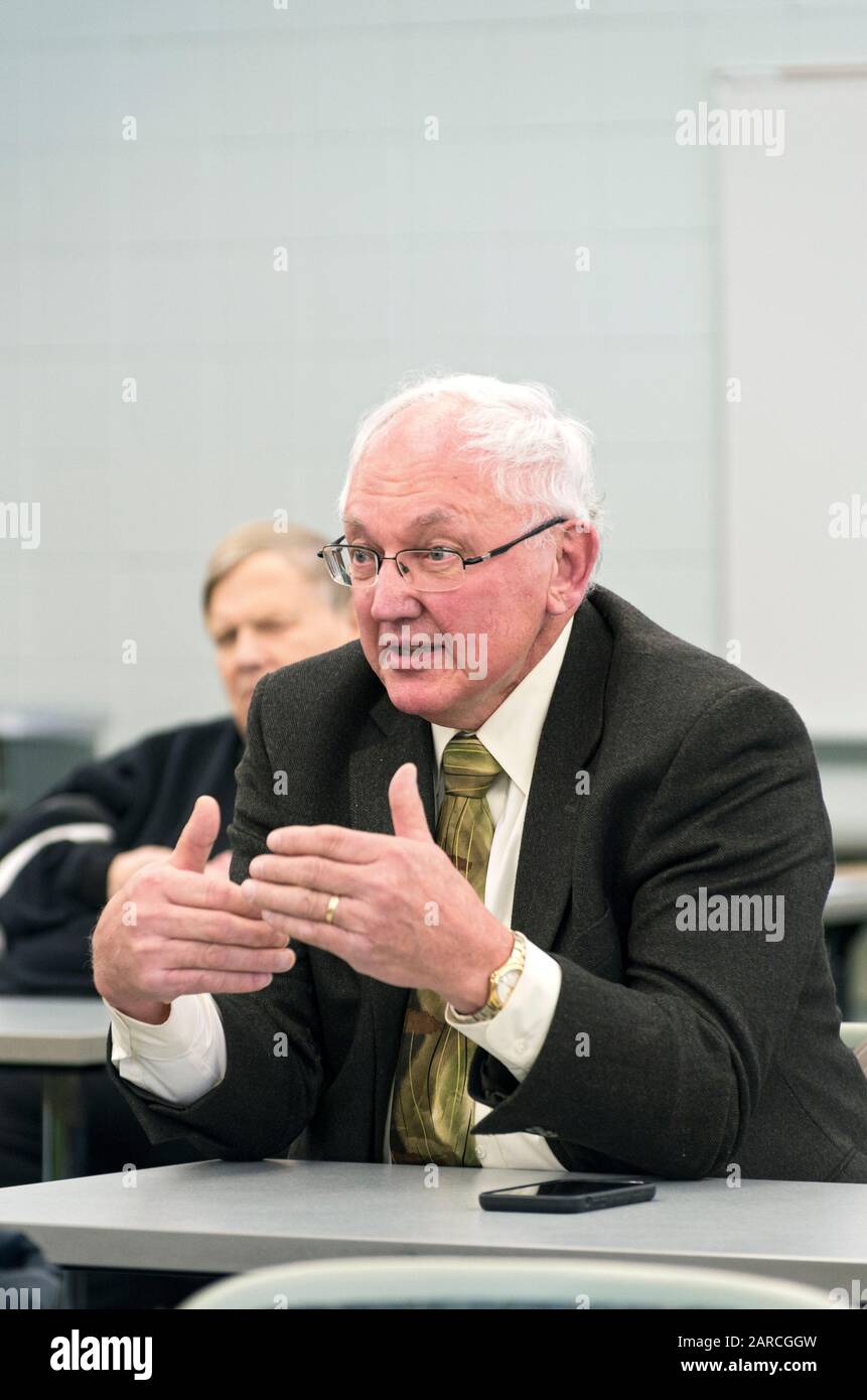 Inver Grove Heights, MN/USA - 26 janvier 2020: L'ancien juge de la Cour suprême du Minnesota, Paul Anderson, parle à la réunion de la mairie. Banque D'Images