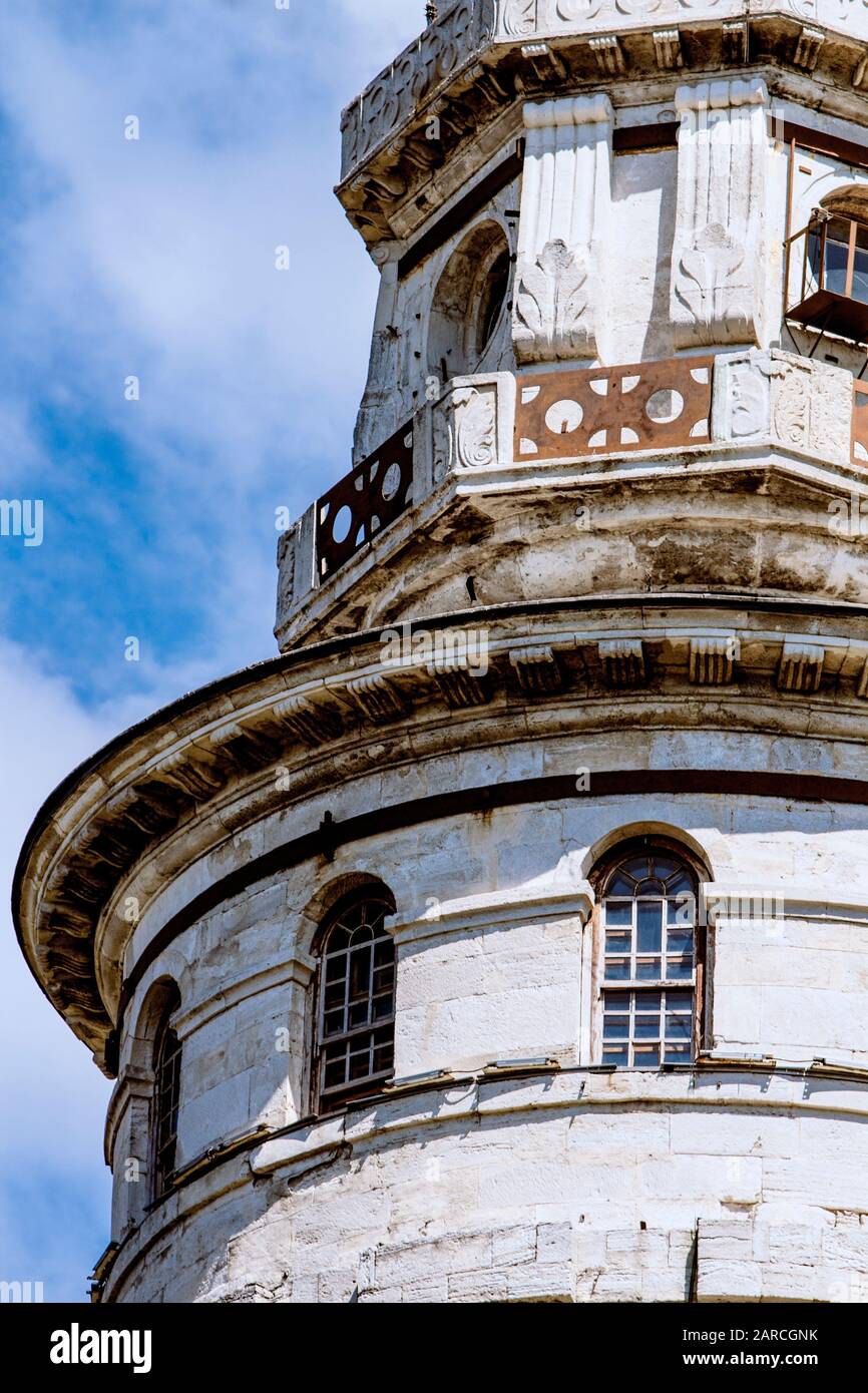 Détail de la section supérieure de la tour de surveillance Beyazit, utilisée pour l'avertissement précoce des incendies et autres calamités. Nuage bleu ciel sur une journée ensoleillée. Banque D'Images