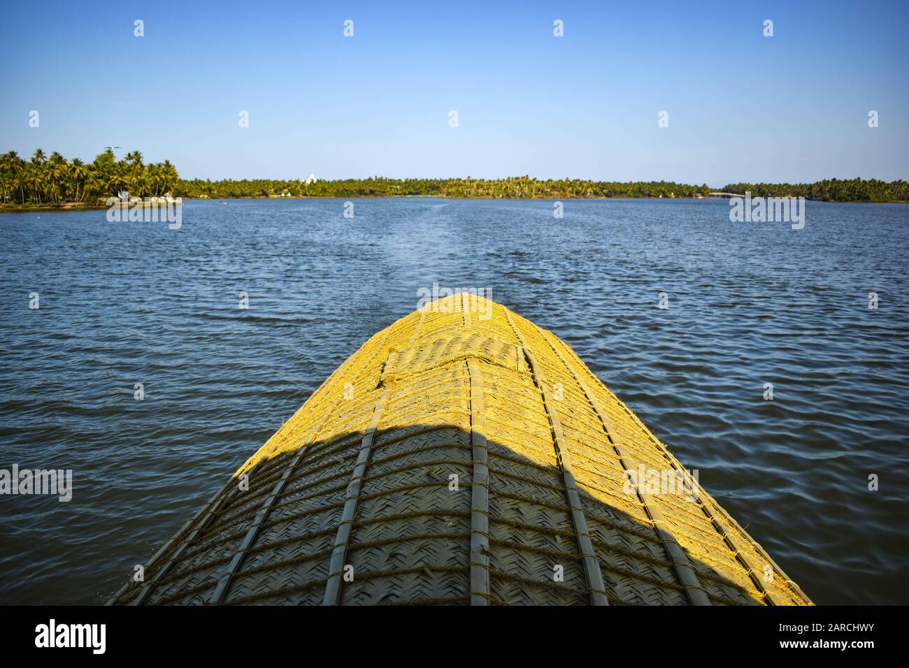 vue panoramique sur les eaux bleues côtières, les arbres verts et le ciel bleu depuis l'arrière d'une péniche Banque D'Images