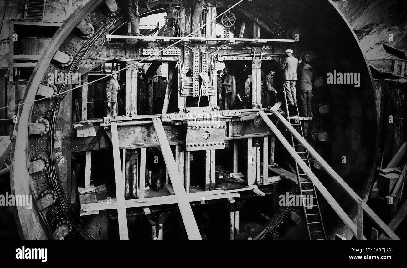 travailleurs du xxe siècle dans un bouclier cylindrique de tunneling, structure de protection utilisée lors de l'excavation de grands tunnels artificiels Banque D'Images