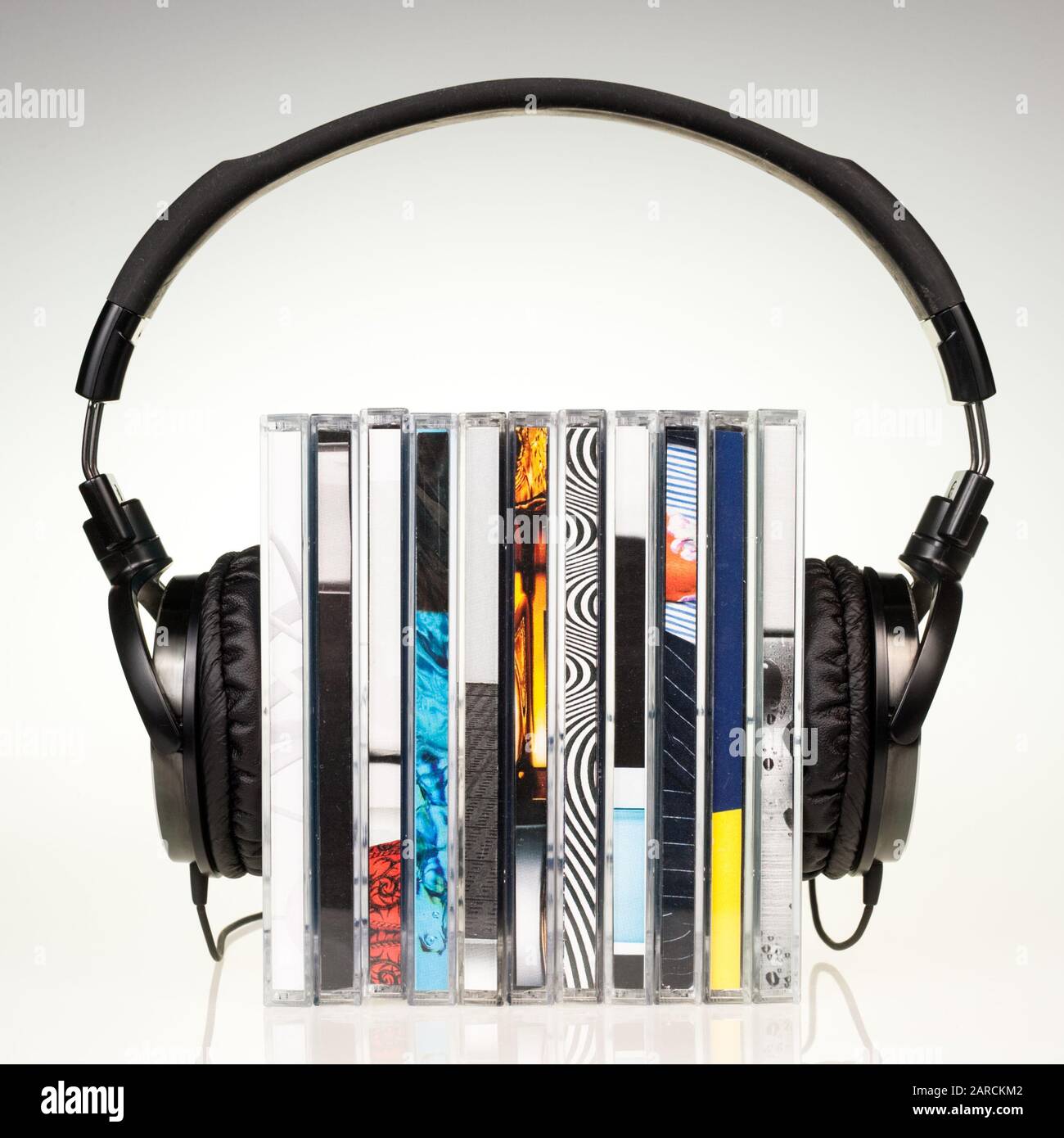 Casque hi-Fi sur pile de CD Banque D'Images