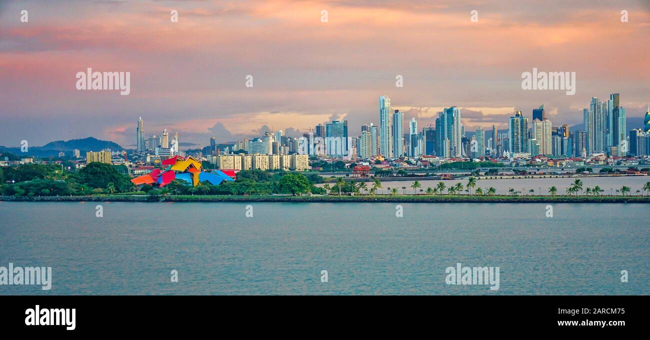 Canal de Panama au Panama, en Amérique centrale, avec Panama City en arrière-plan et conteneurs de navires et bateaux de croisière Banque D'Images
