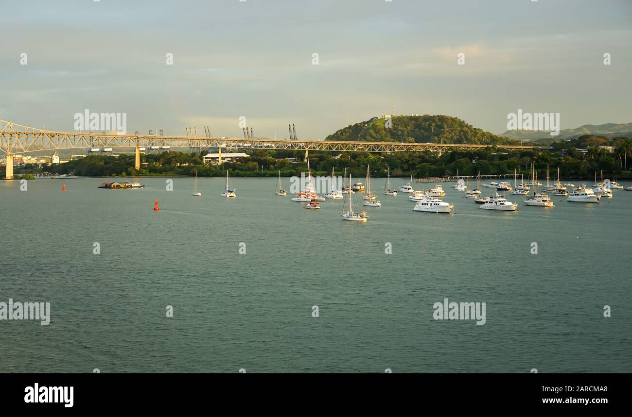 Canal de Panama au Panama, en Amérique centrale, avec Panama City en arrière-plan et conteneurs de navires et bateaux de croisière Banque D'Images
