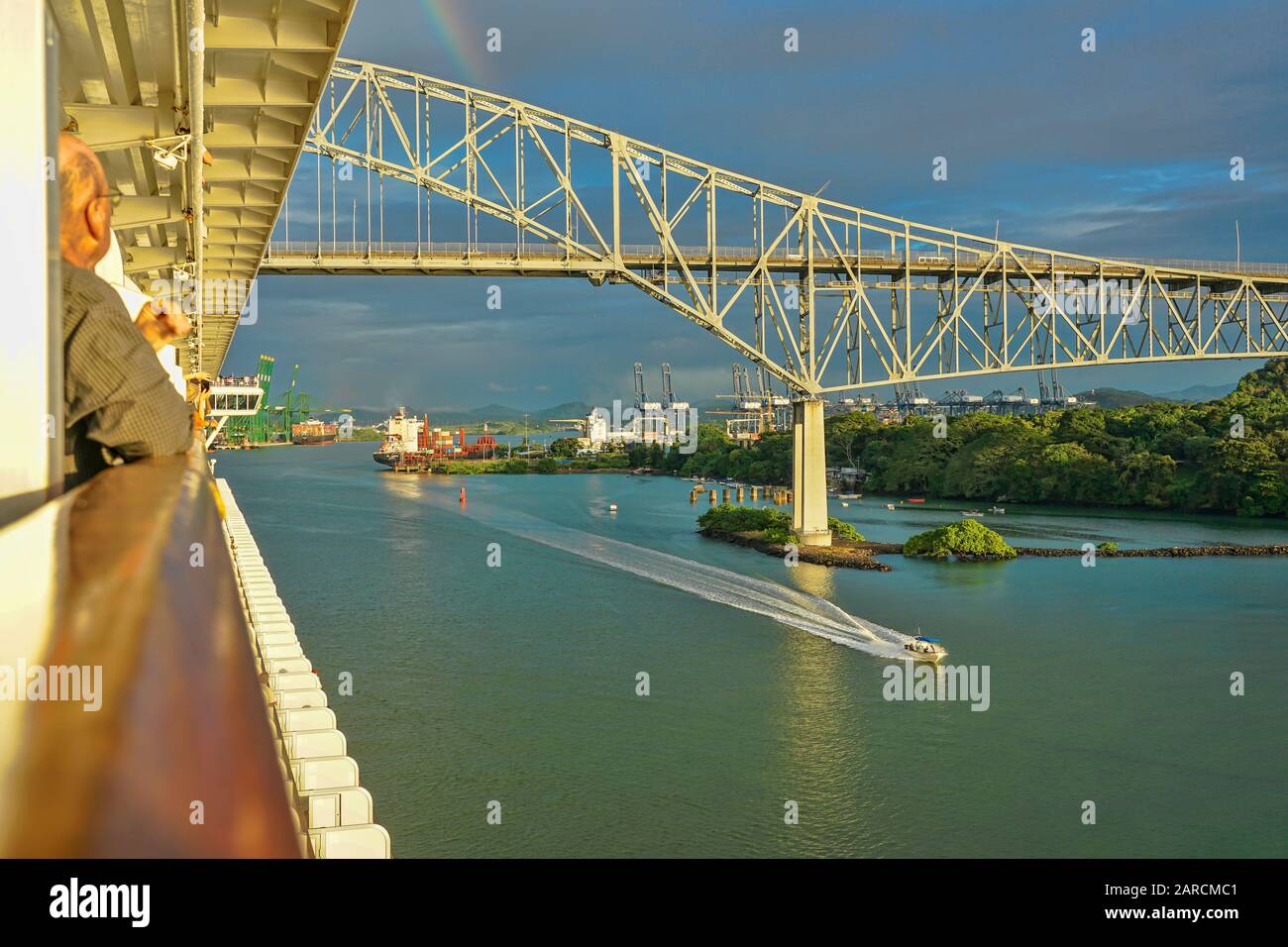 Canal de Panama au Panama, en Amérique centrale, avec Panama City en arrière-plan et conteneurs de navires et bateaux de croisière Banque D'Images