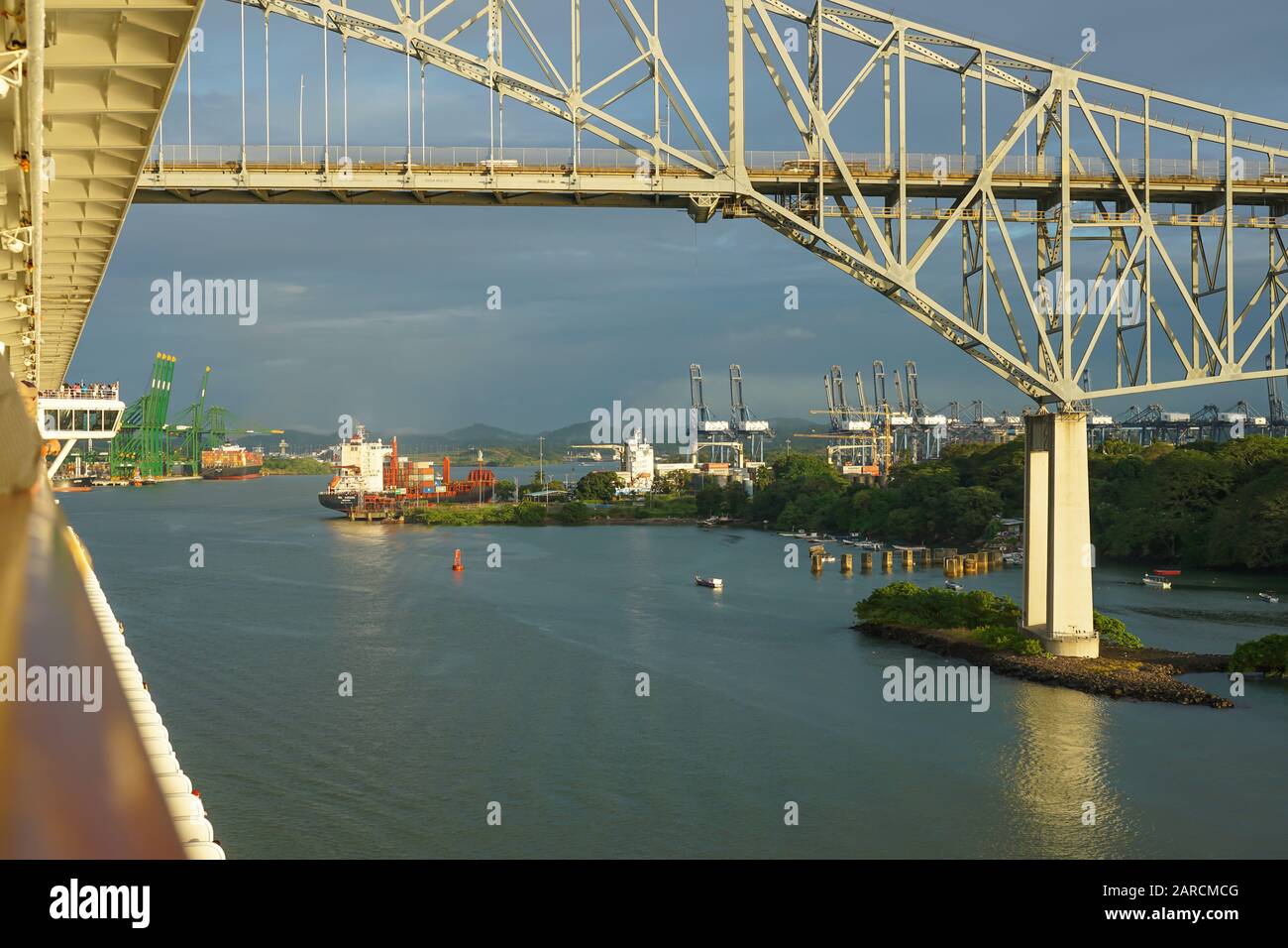 Canal de Panama au Panama, en Amérique centrale, avec Panama City en arrière-plan et conteneurs de navires et bateaux de croisière Banque D'Images