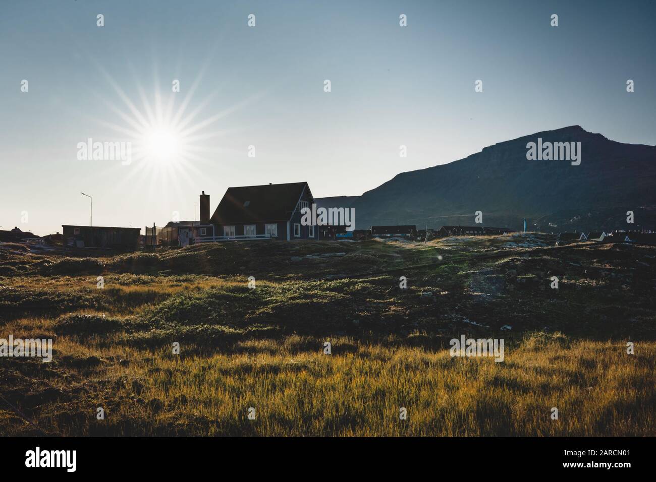 Vue sur les maisons colorées de l'île Disko au Groenland, arctique ville de Qeqertarsuaq. Situé dans la baie de Disko. Ciel bleu et journée ensoleillée. Montagne de la table Banque D'Images