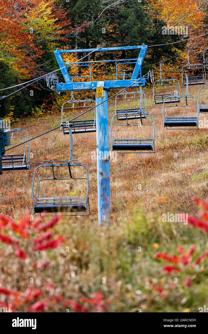Télésiège négligé à la station de ski abandonnée. Banque D'Images