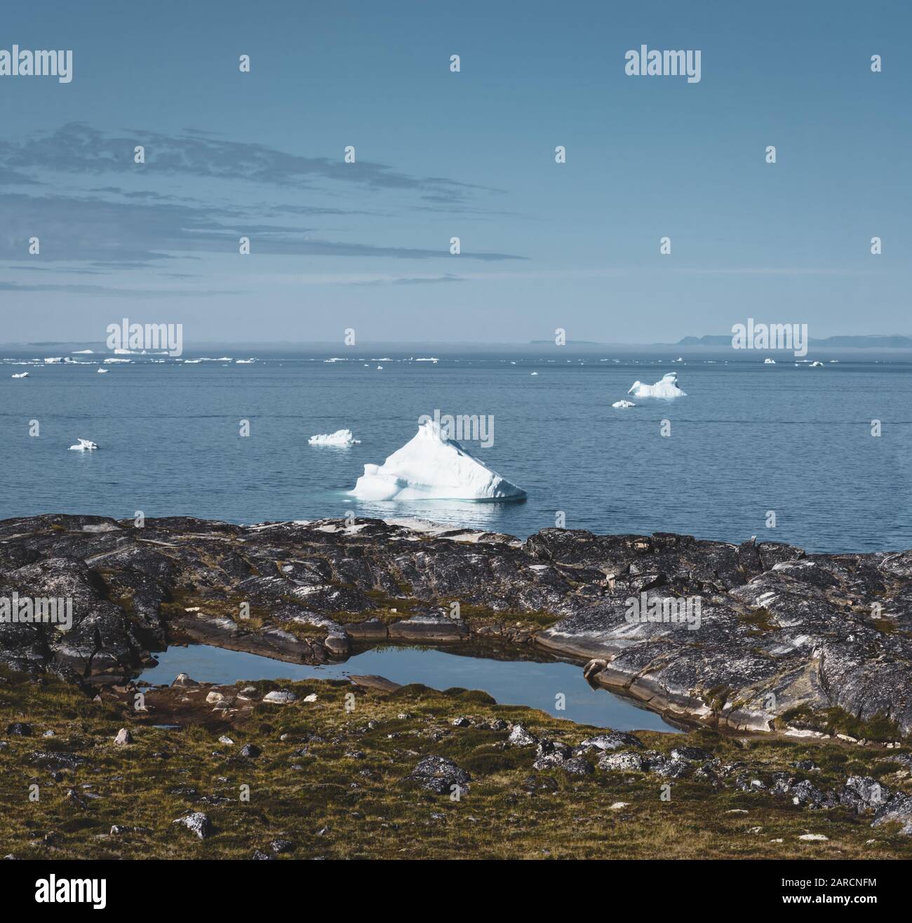 Paysage arcticlandscape magique par l'océan Arctique au Groenland. Icebergs nager dans l'eau. Ciel bleu un jour d'été. Banque D'Images