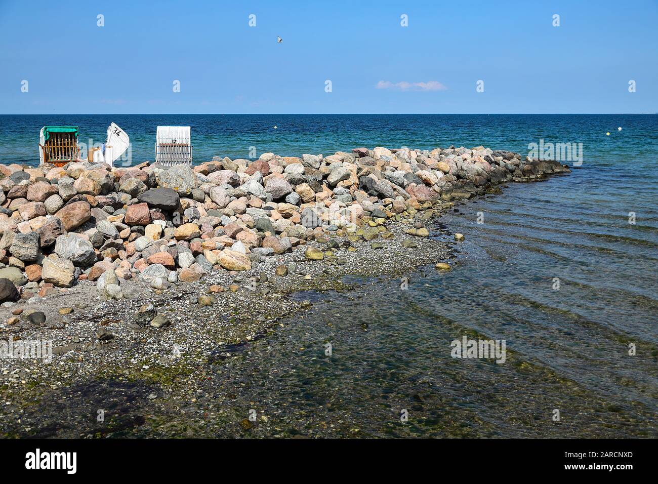 Un endroit inhabituel pour les chaises de plage - mais la vue sur la mer Baltique est parfaite. Banque D'Images